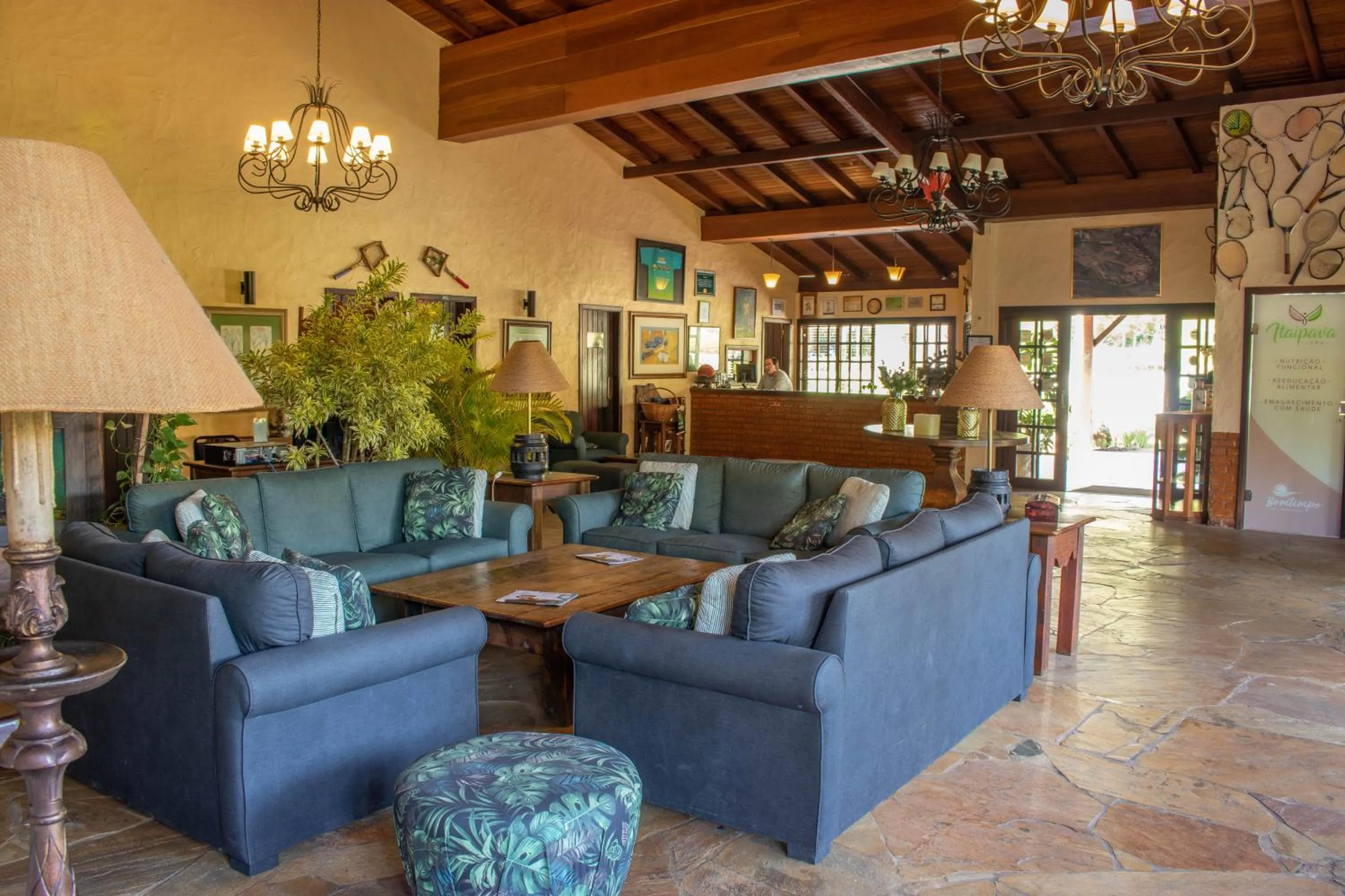 Living room in Bomtempo Itaipava by Castelo Itaipava