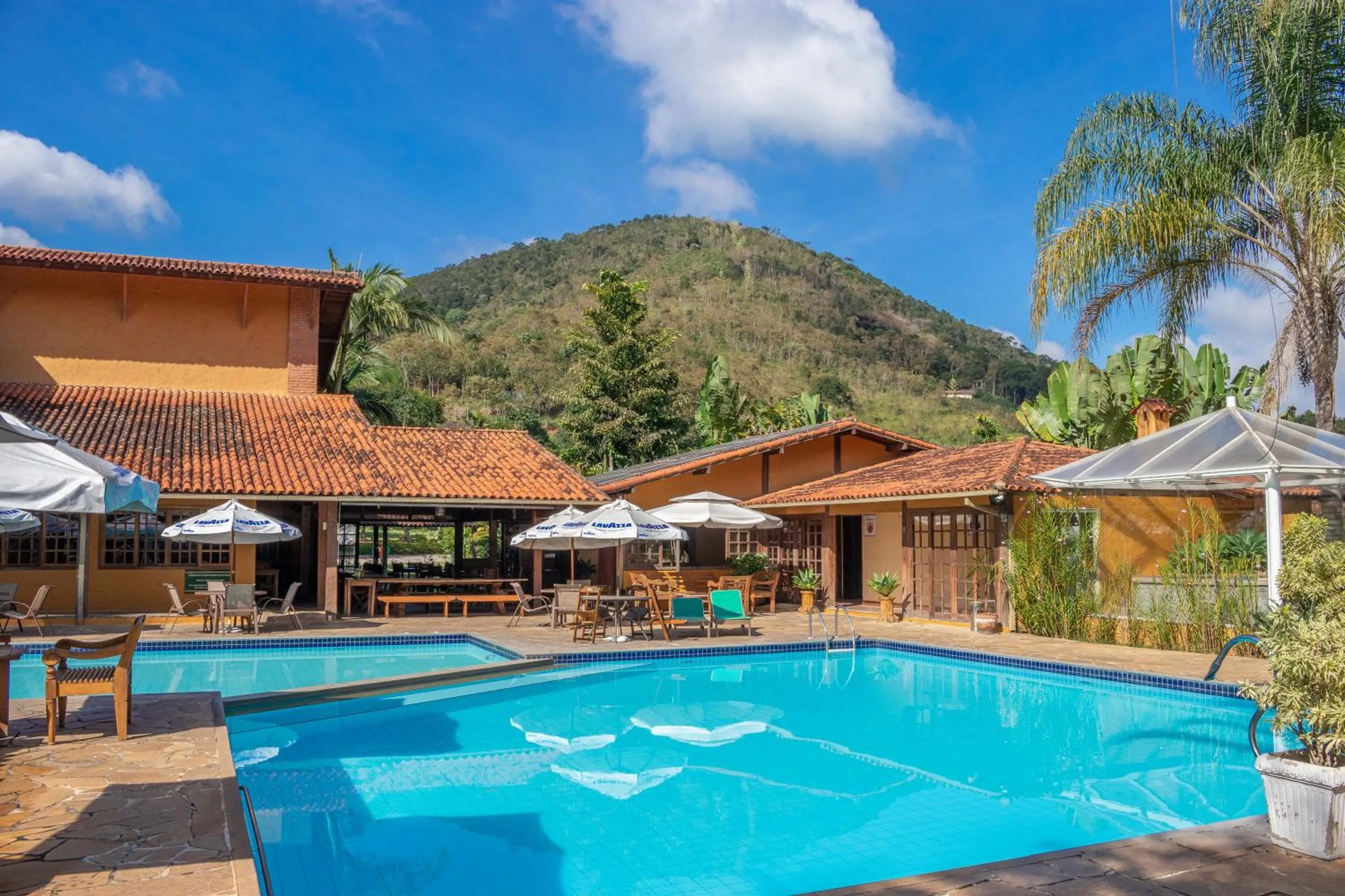 Property building in Bomtempo Itaipava by Castelo Itaipava