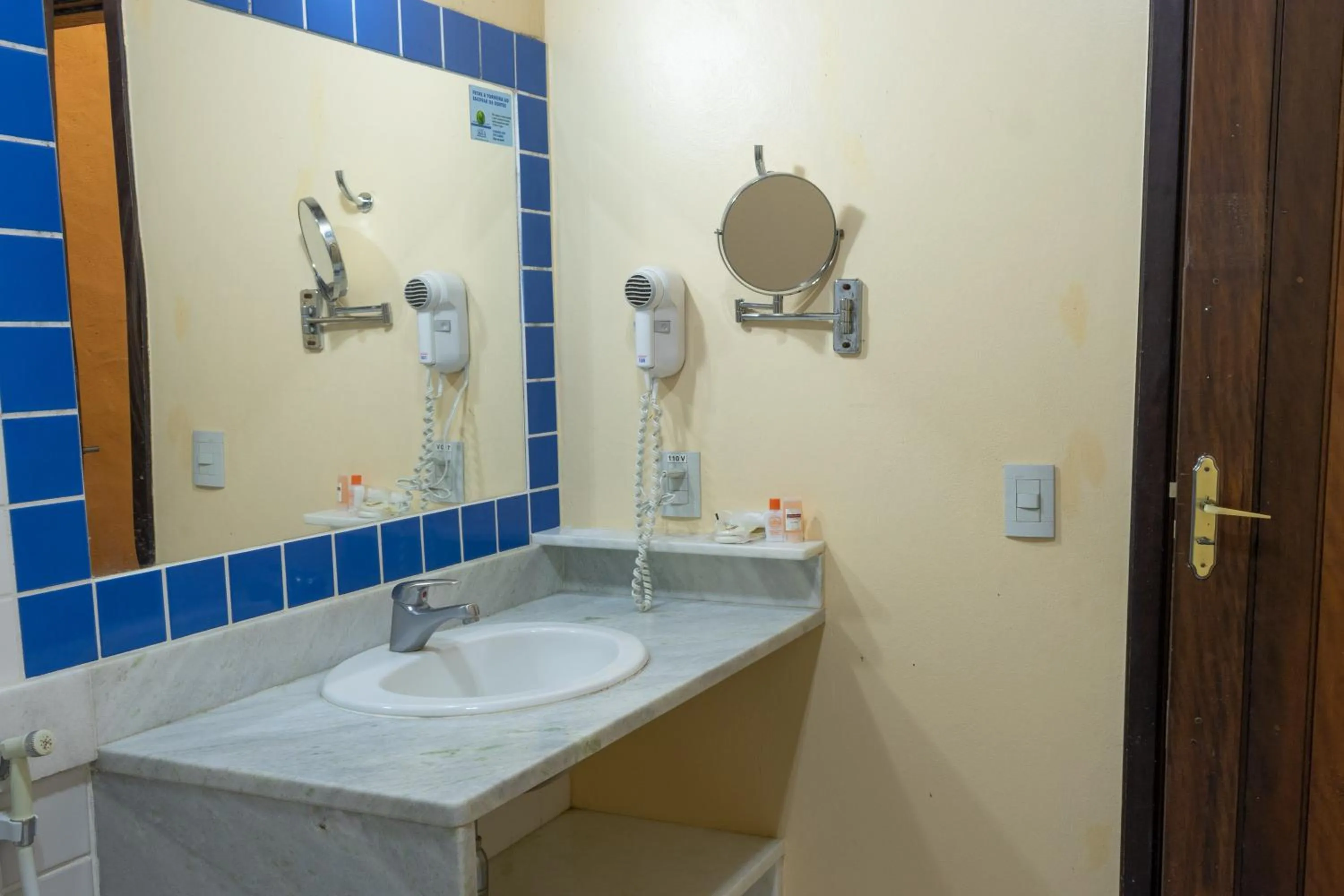 Toilet in Bomtempo Itaipava by Castelo Itaipava