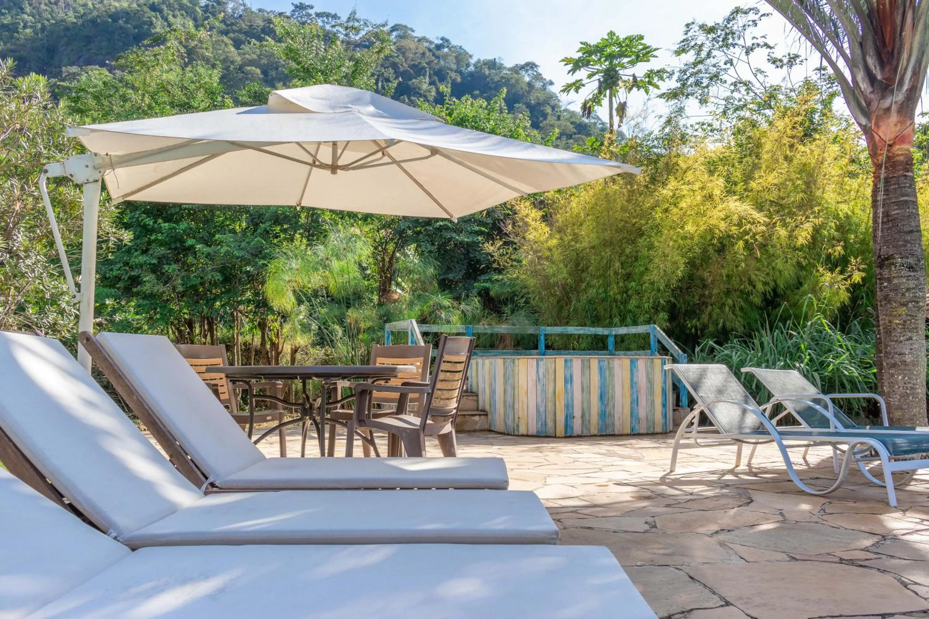 Hot Tub in Bomtempo Itaipava by Castelo Itaipava