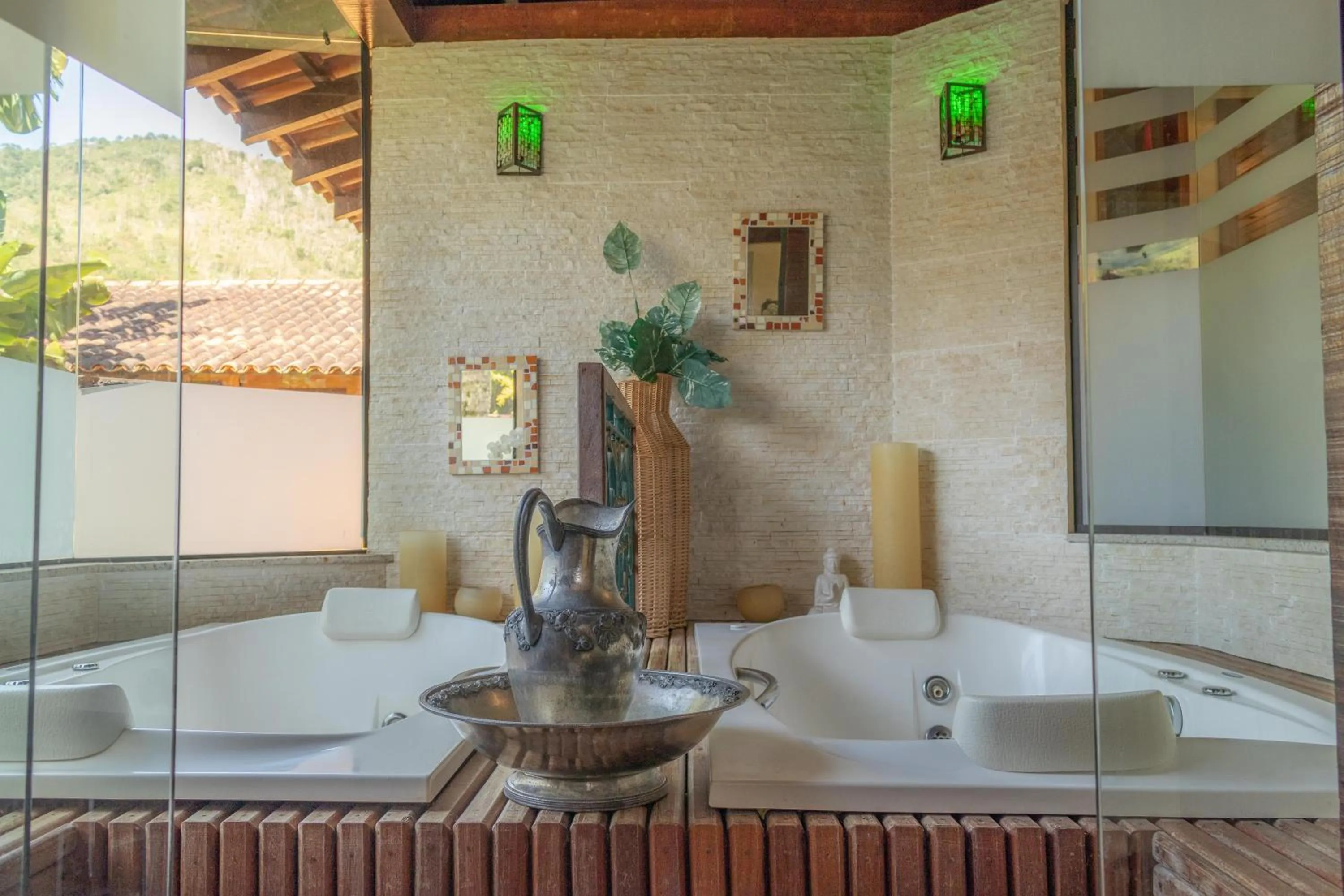 Hot Tub in Bomtempo Itaipava by Castelo Itaipava