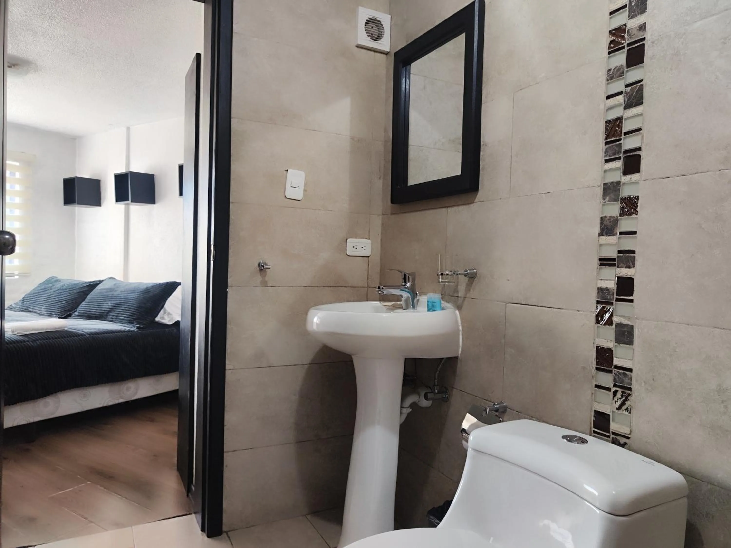 Bathroom, Bed in Hotel Bellavista Quito