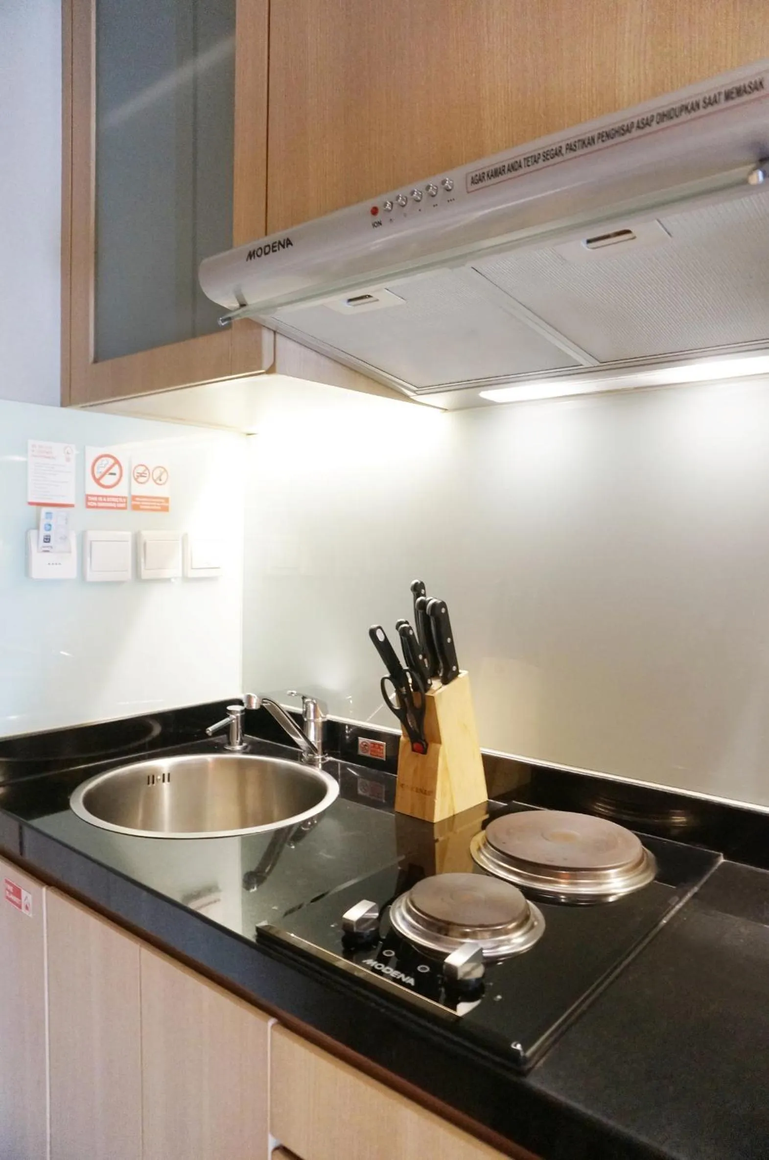 Communal kitchen in Ra Premiere Simatupang