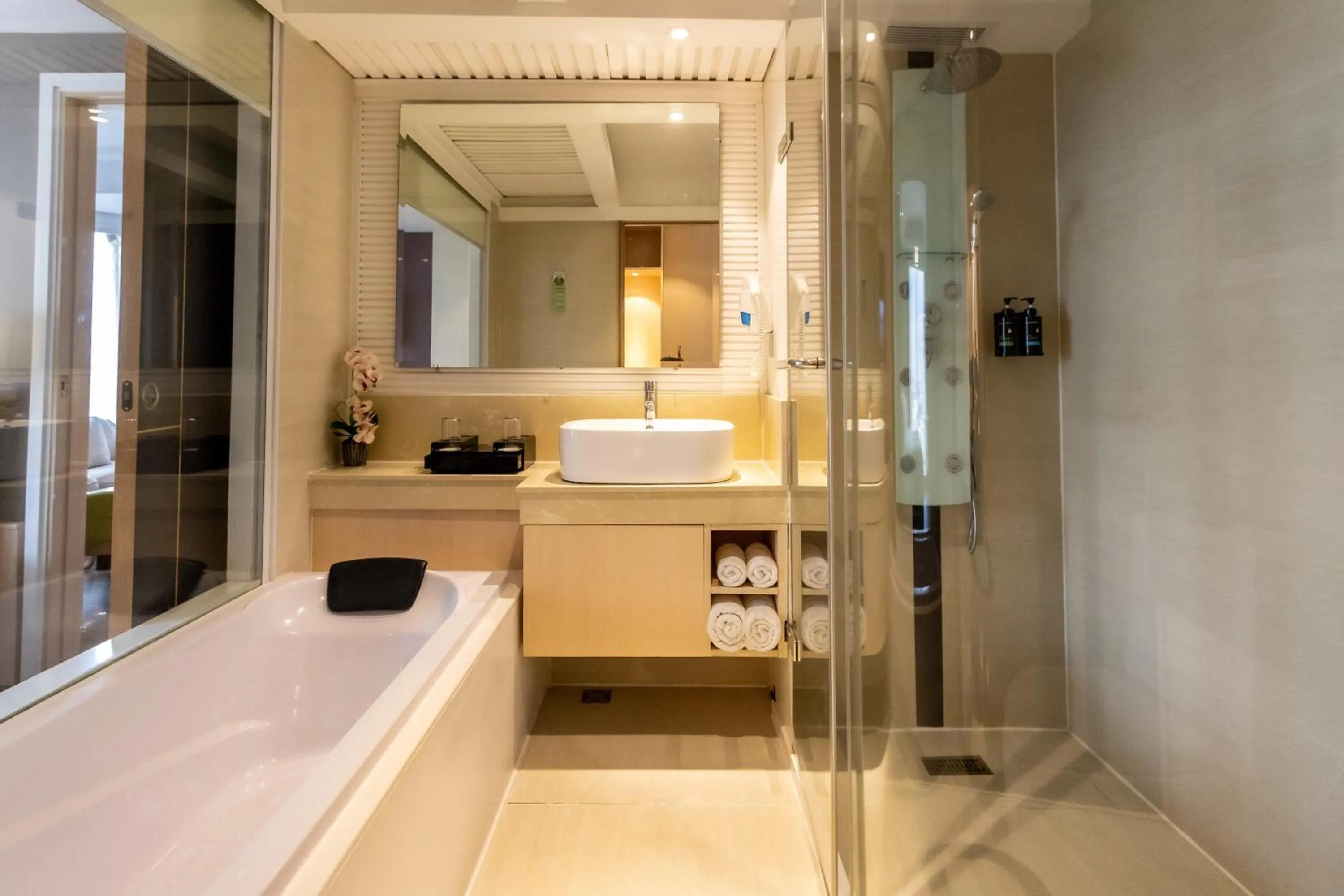 Shower in The Bazaar Hotel Bangkok - MRT Lat Phrao Ratchadapisek