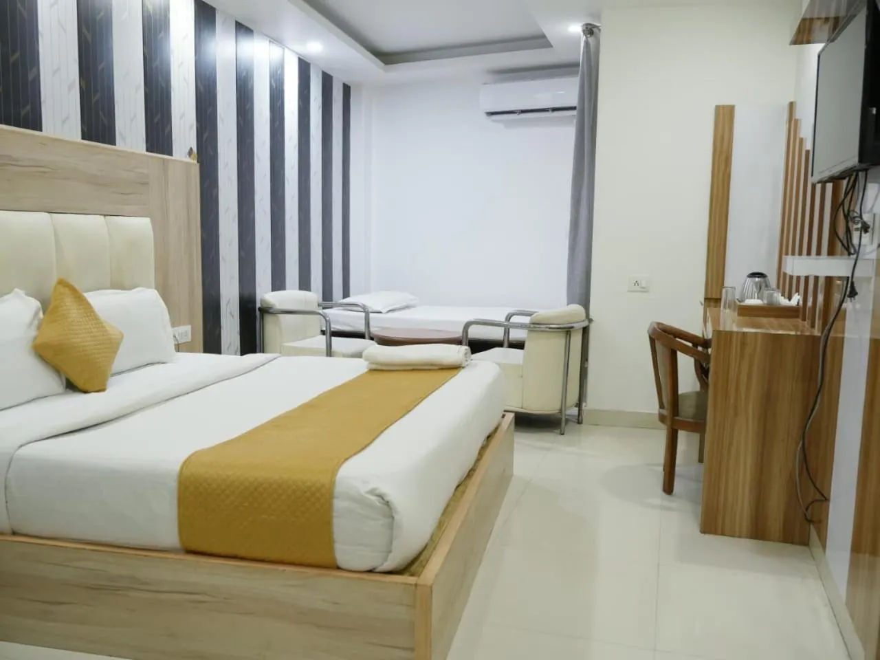 Bed in Hotel Modesty#Delhi Near By IGI Airport