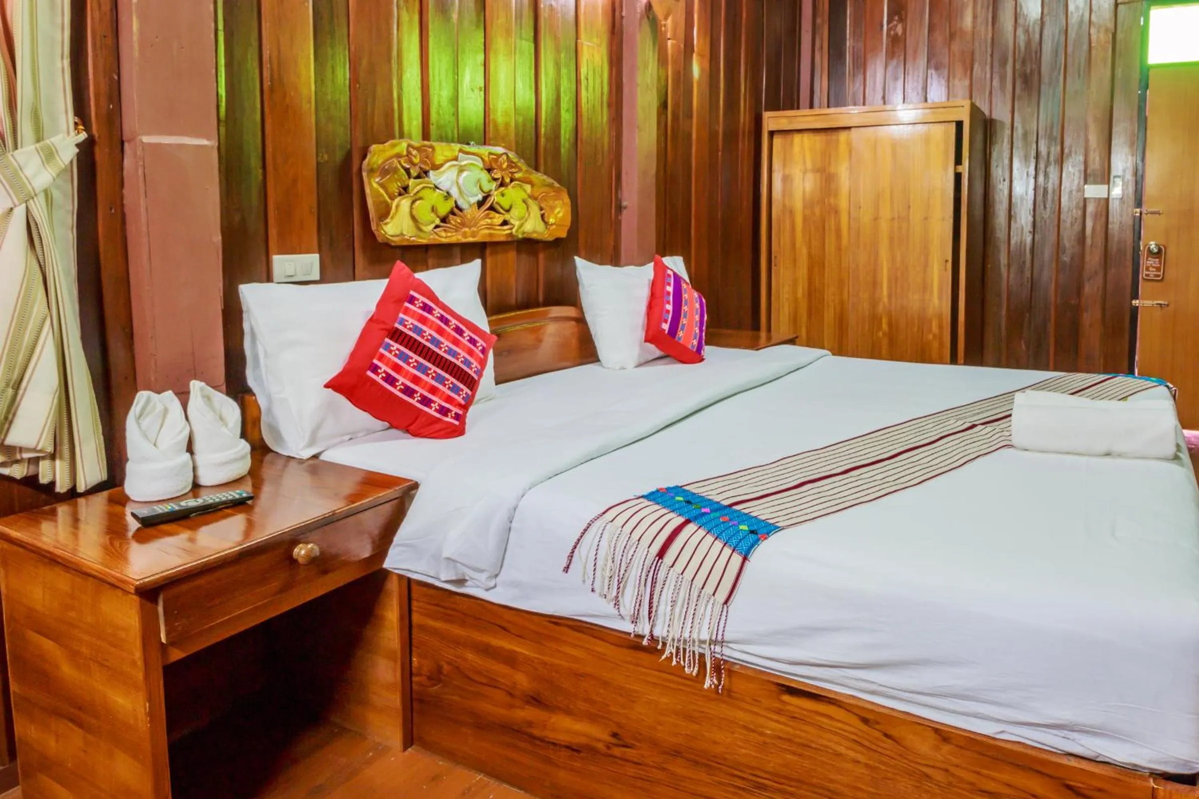 Photo of the whole room, Bed in Mitkhoonyoum Hotel