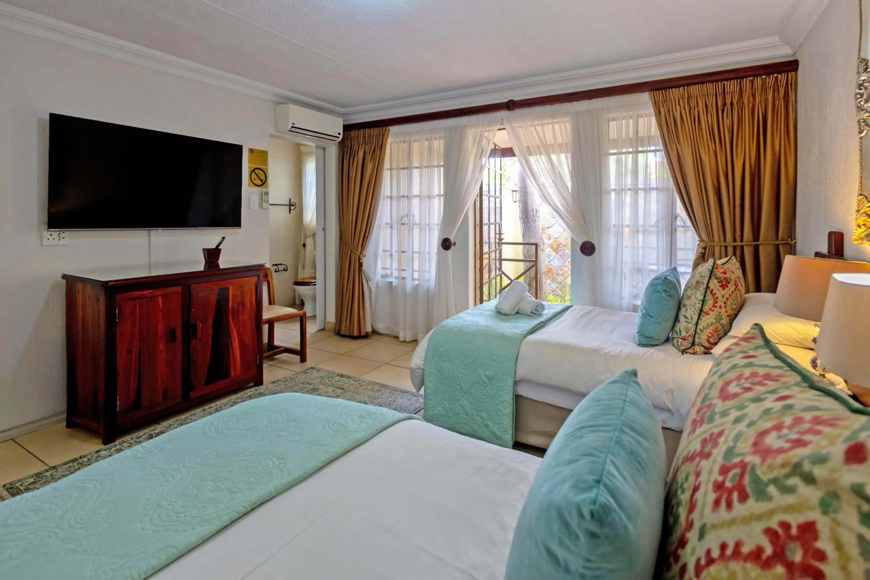 Bed in Afrique Boutique Hotel O.R. Tambo