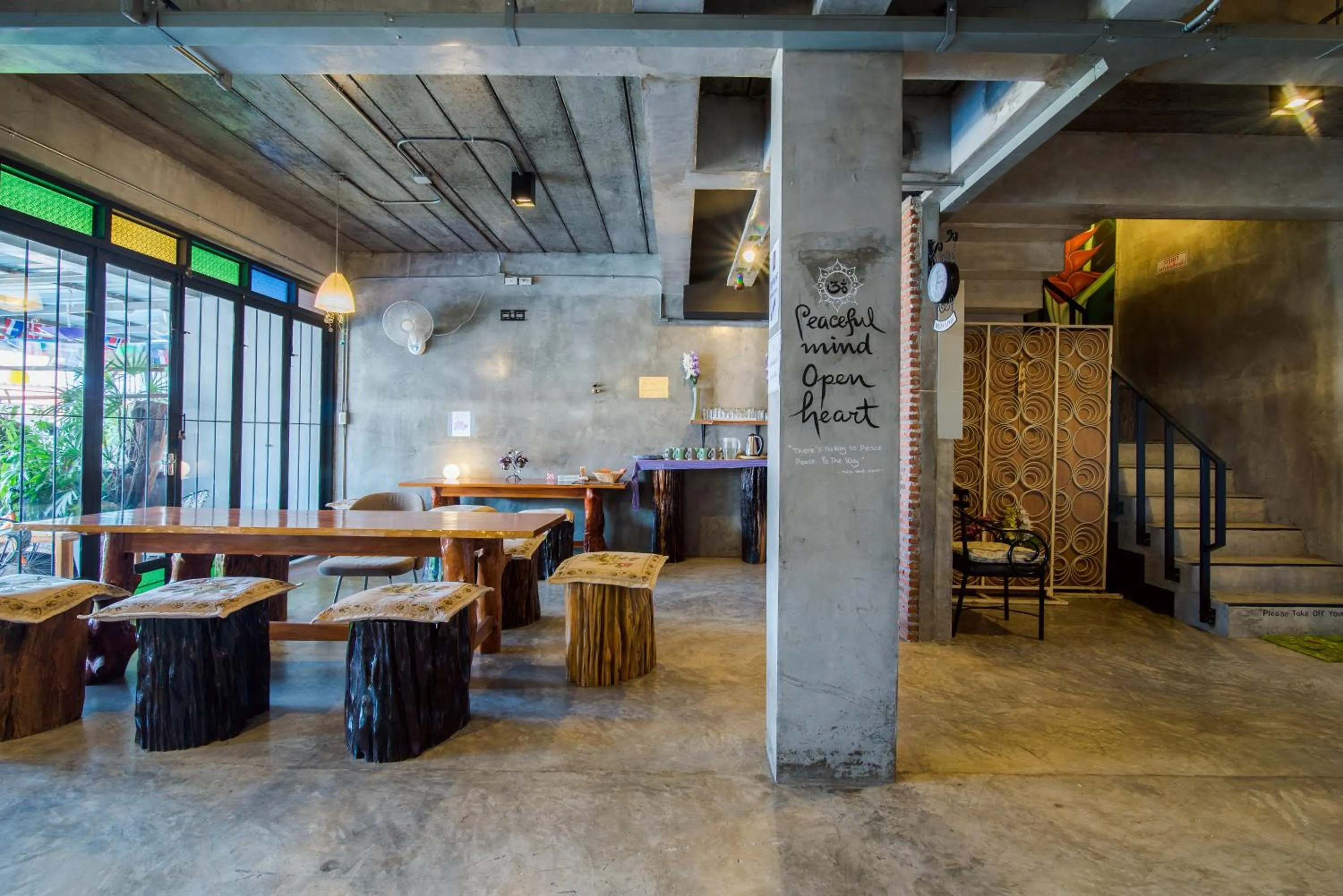 Communal lounge/ TV room in Lovely Guesthouse 94