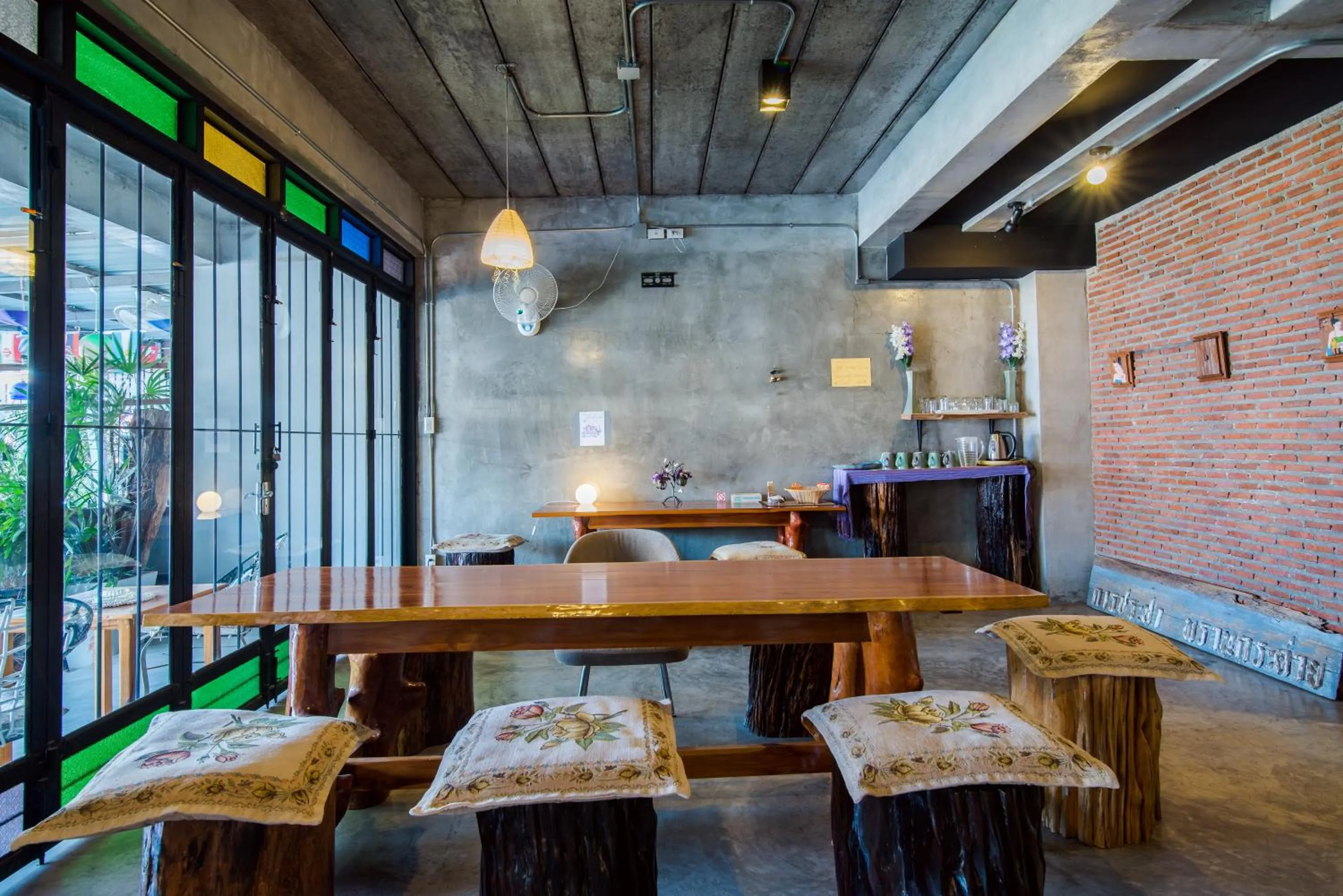 Communal lounge/ TV room in Lovely Guesthouse 94