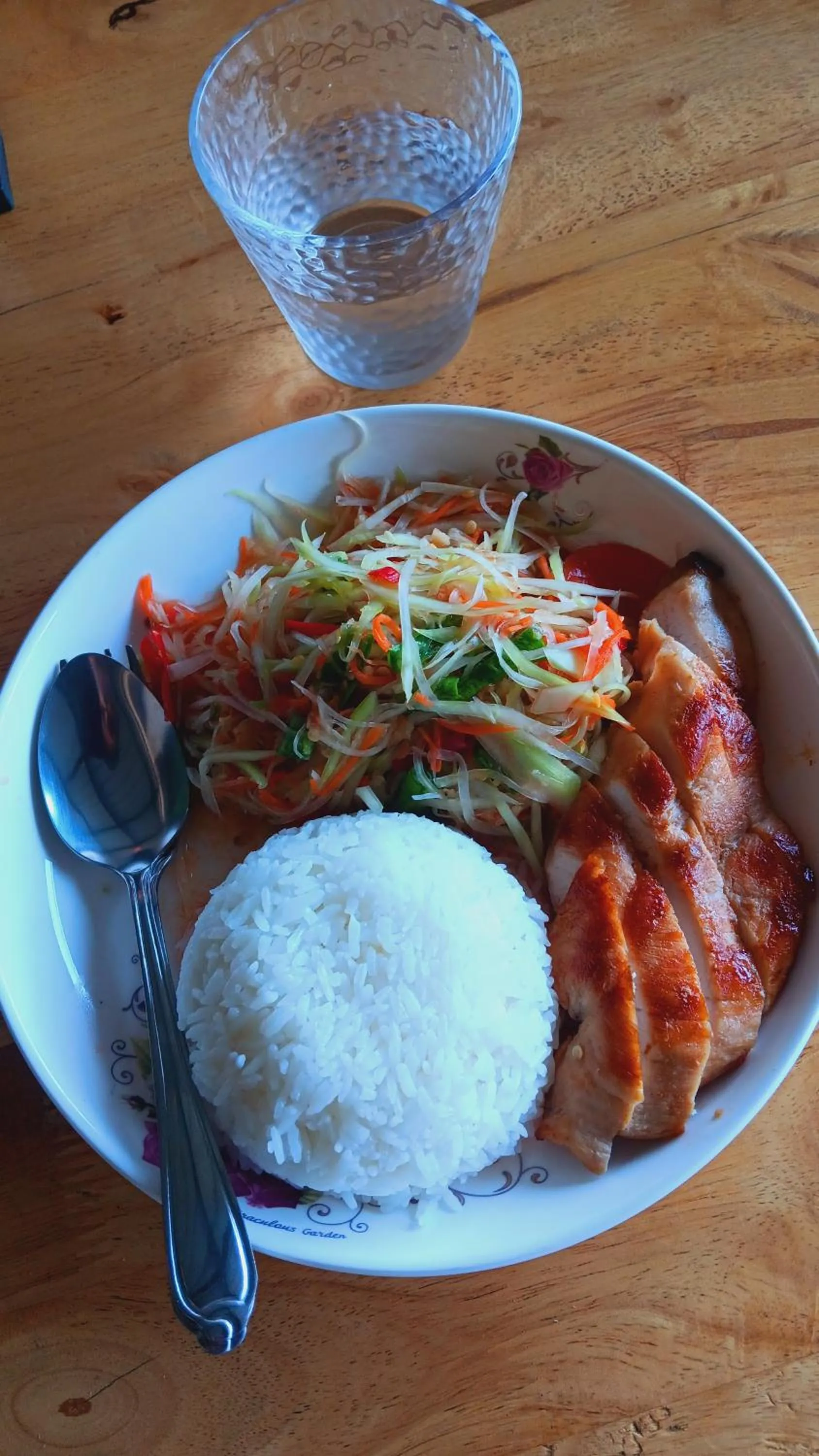 Restaurant/places to eat in Lovely Guesthouse 94