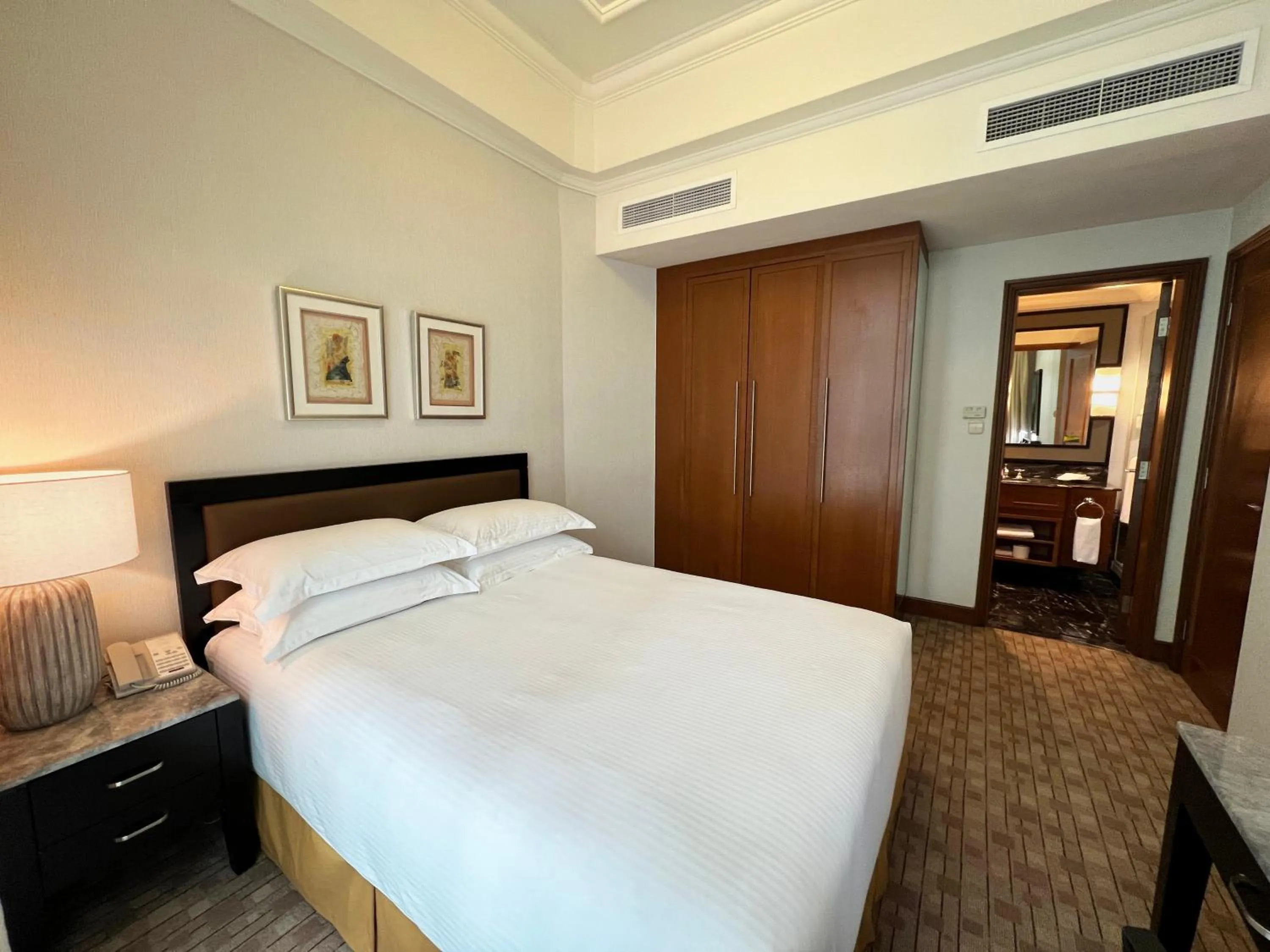 Bedroom, Bed in Treetops Executive Residences