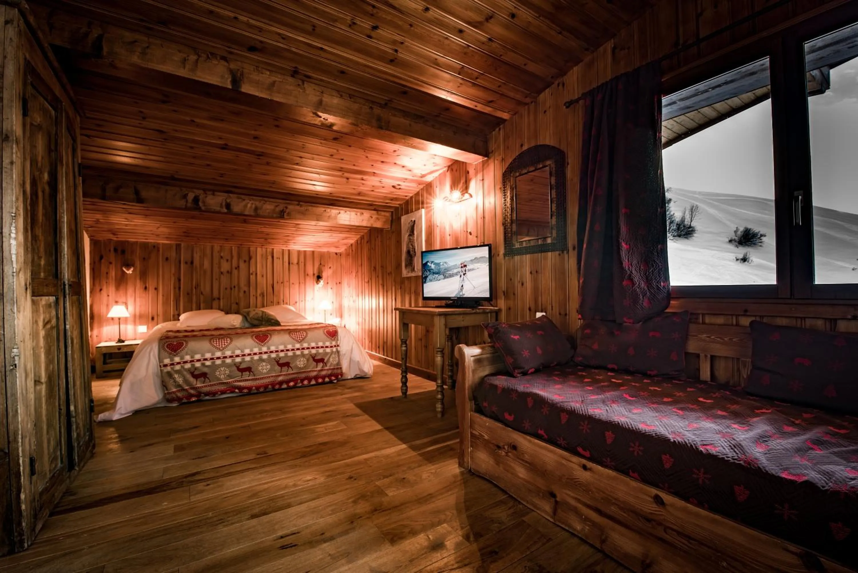 Photo of the whole room, Bed in Chalet Du Friolin