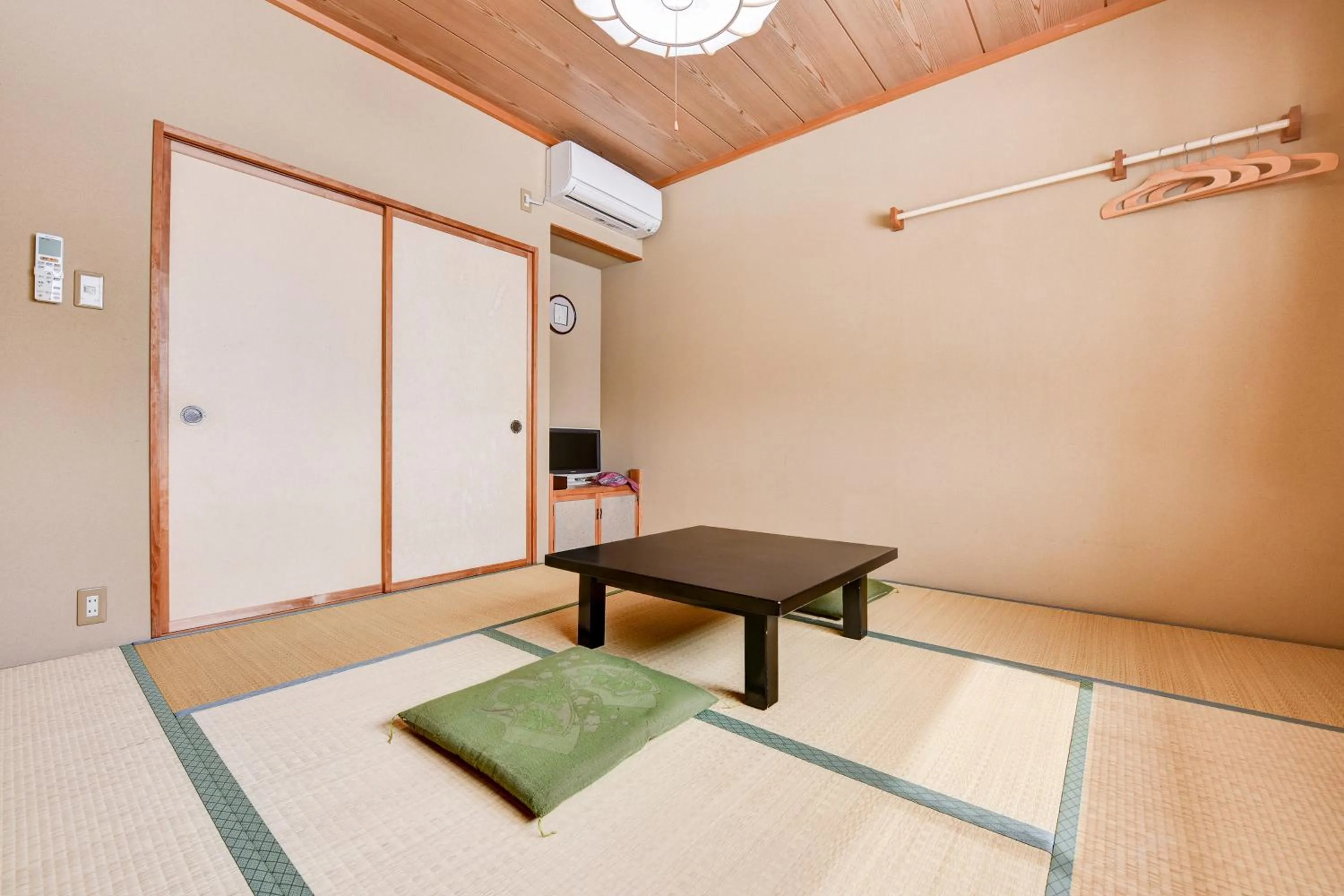 Photo of the whole room in Kanoe