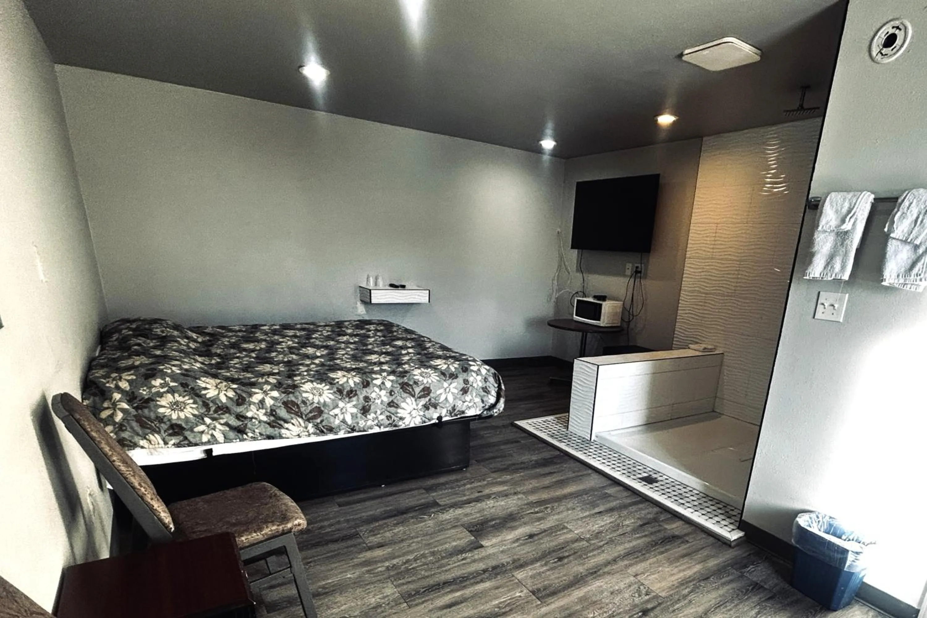 Bedroom, Bed in The Queen B Motel, Detroit-Warren