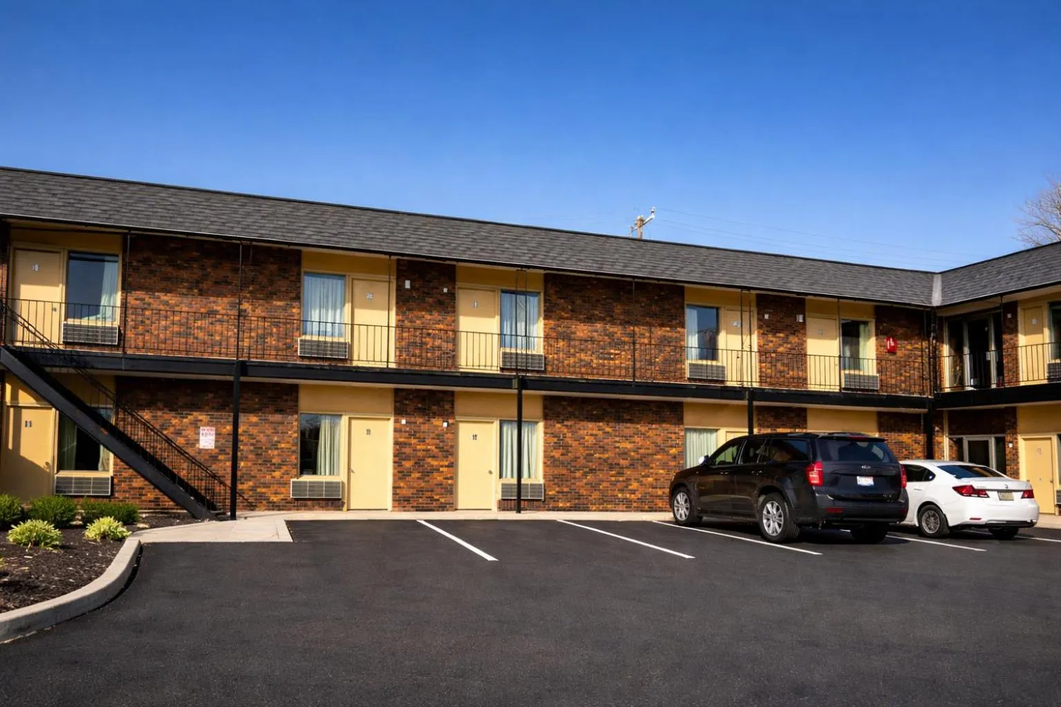 Parking in The Queen B Motel, Detroit-Warren