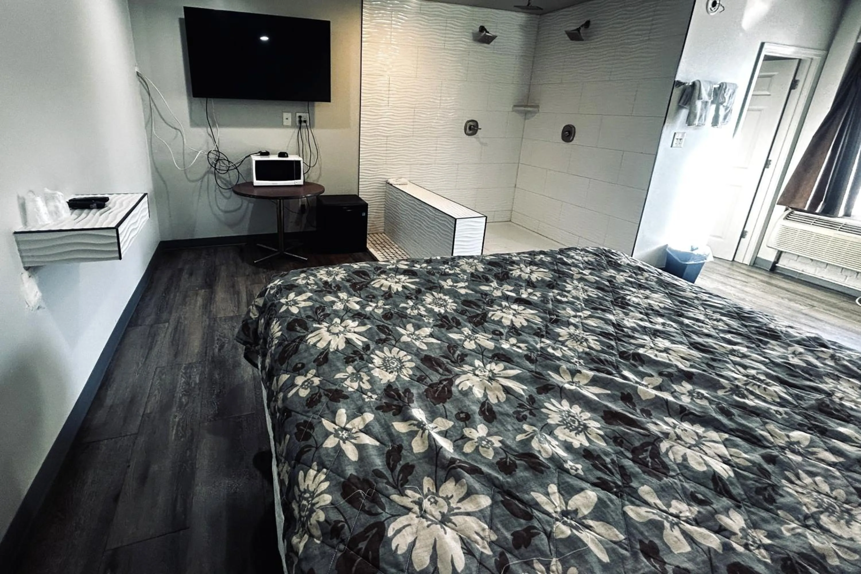 Bedroom, Bed in The Queen B Motel, Detroit-Warren