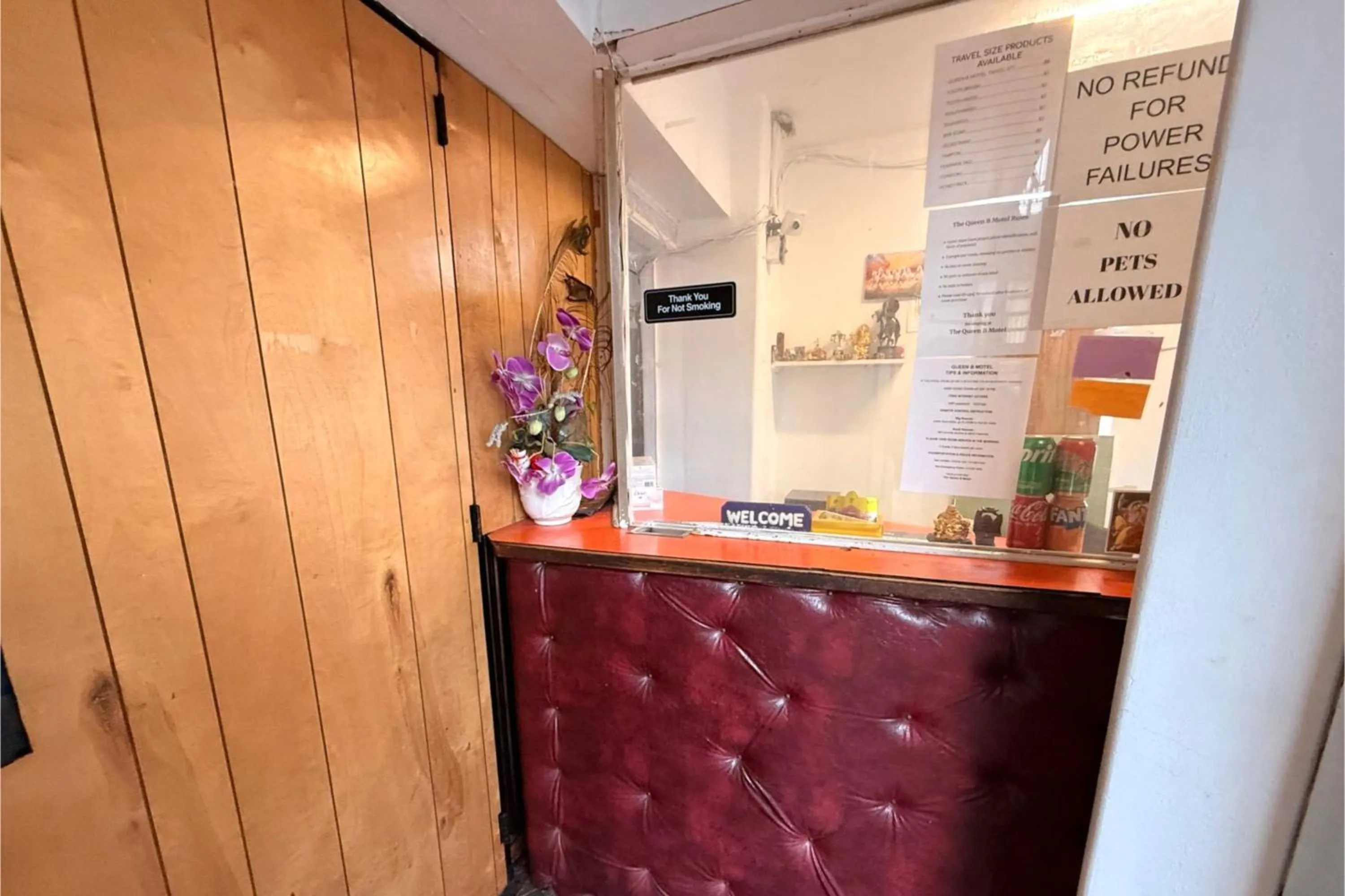 Lobby or reception in The Queen B Motel, Detroit-Warren