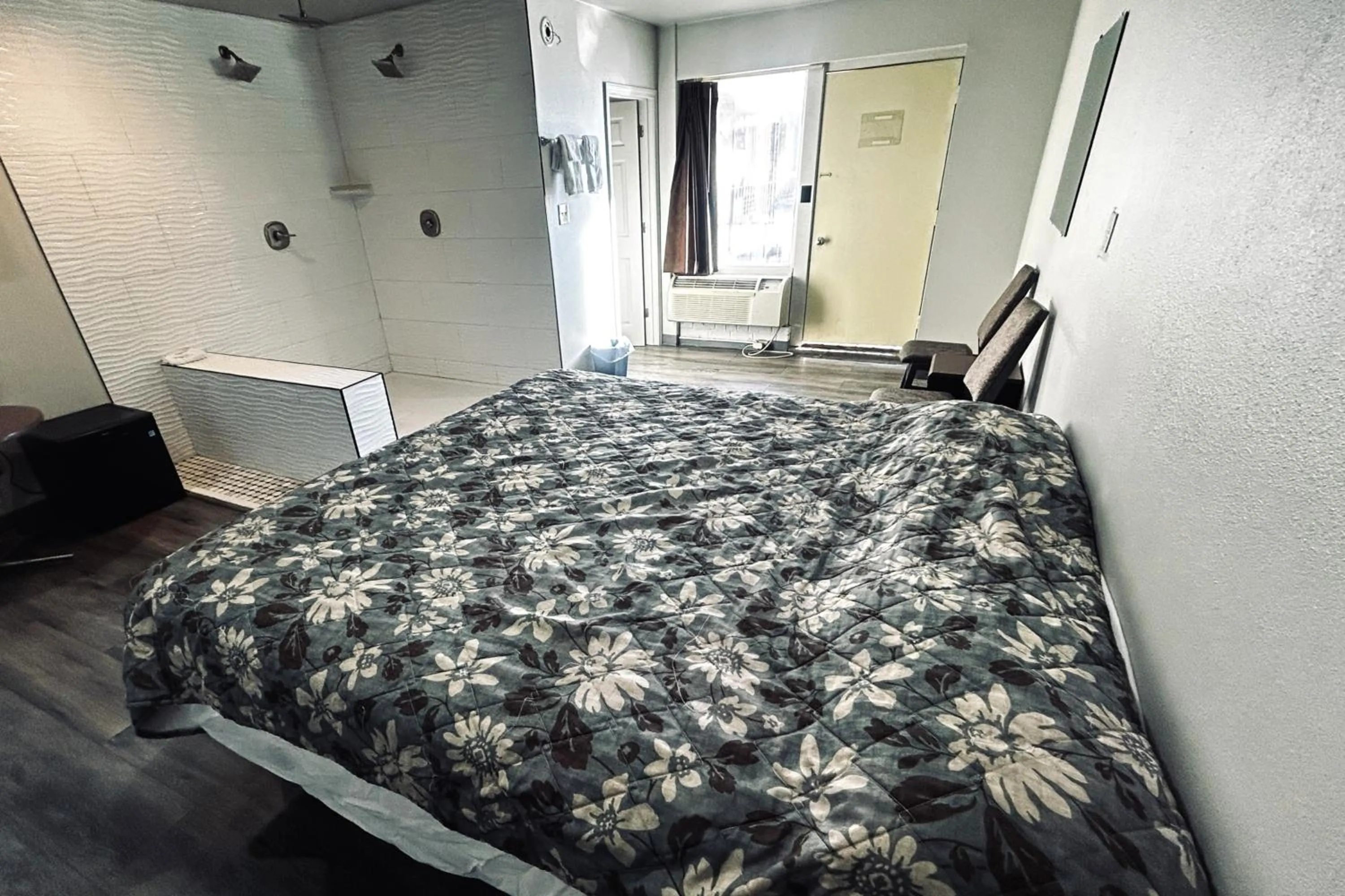 Bedroom, Bed in The Queen B Motel, Detroit-Warren