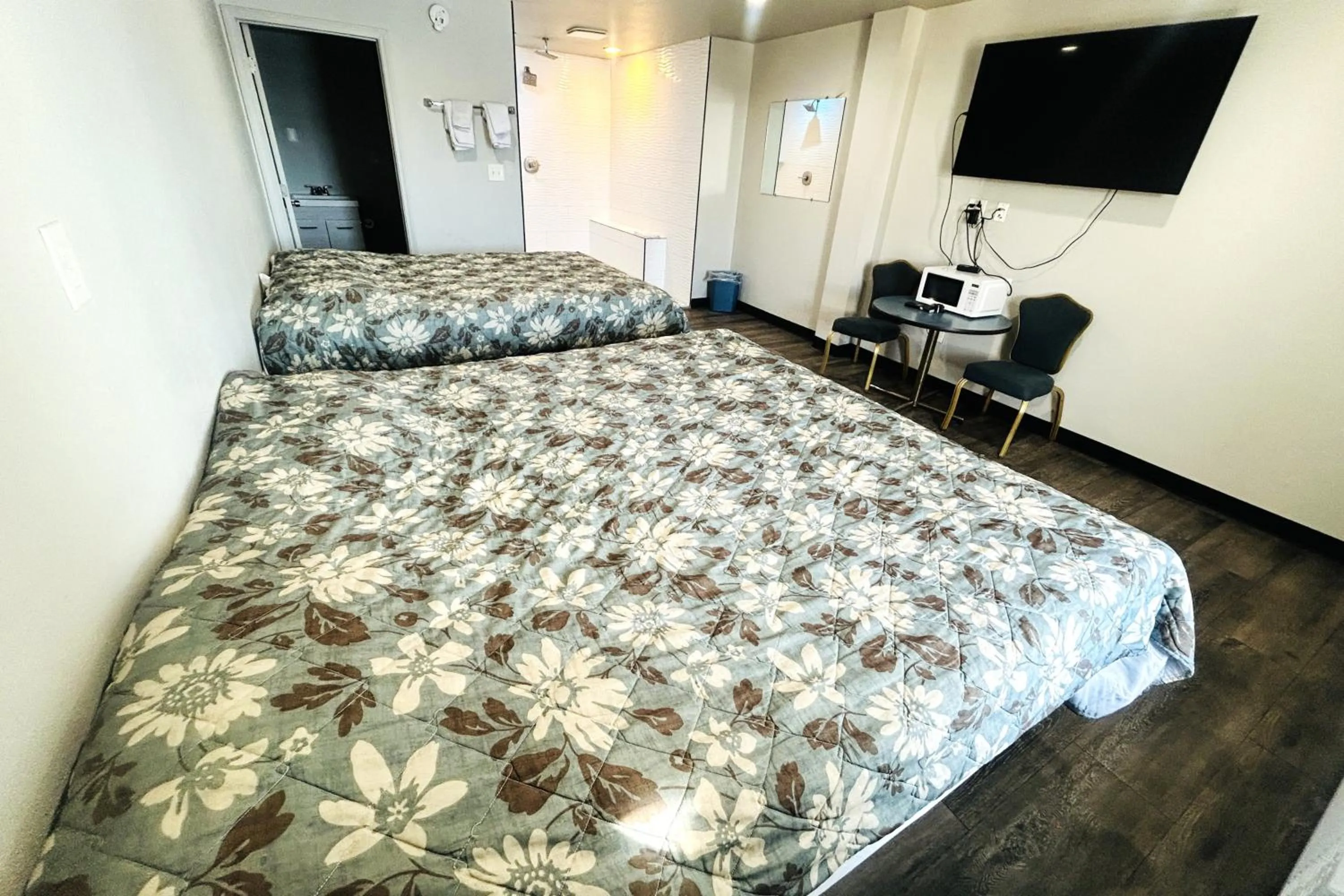 Bedroom, Bed in The Queen B Motel, Detroit-Warren