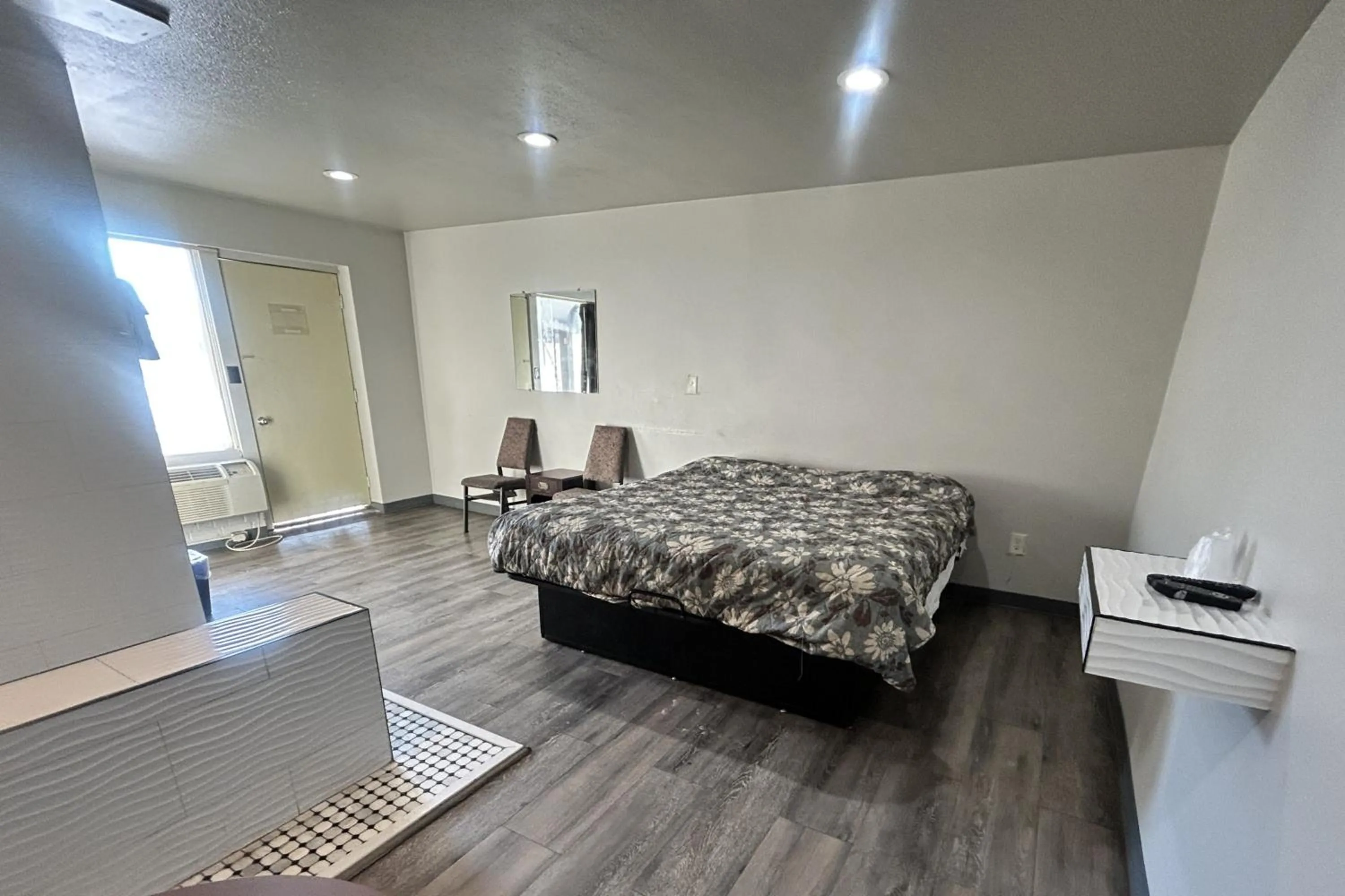 Bedroom, Bed in The Queen B Motel, Detroit-Warren