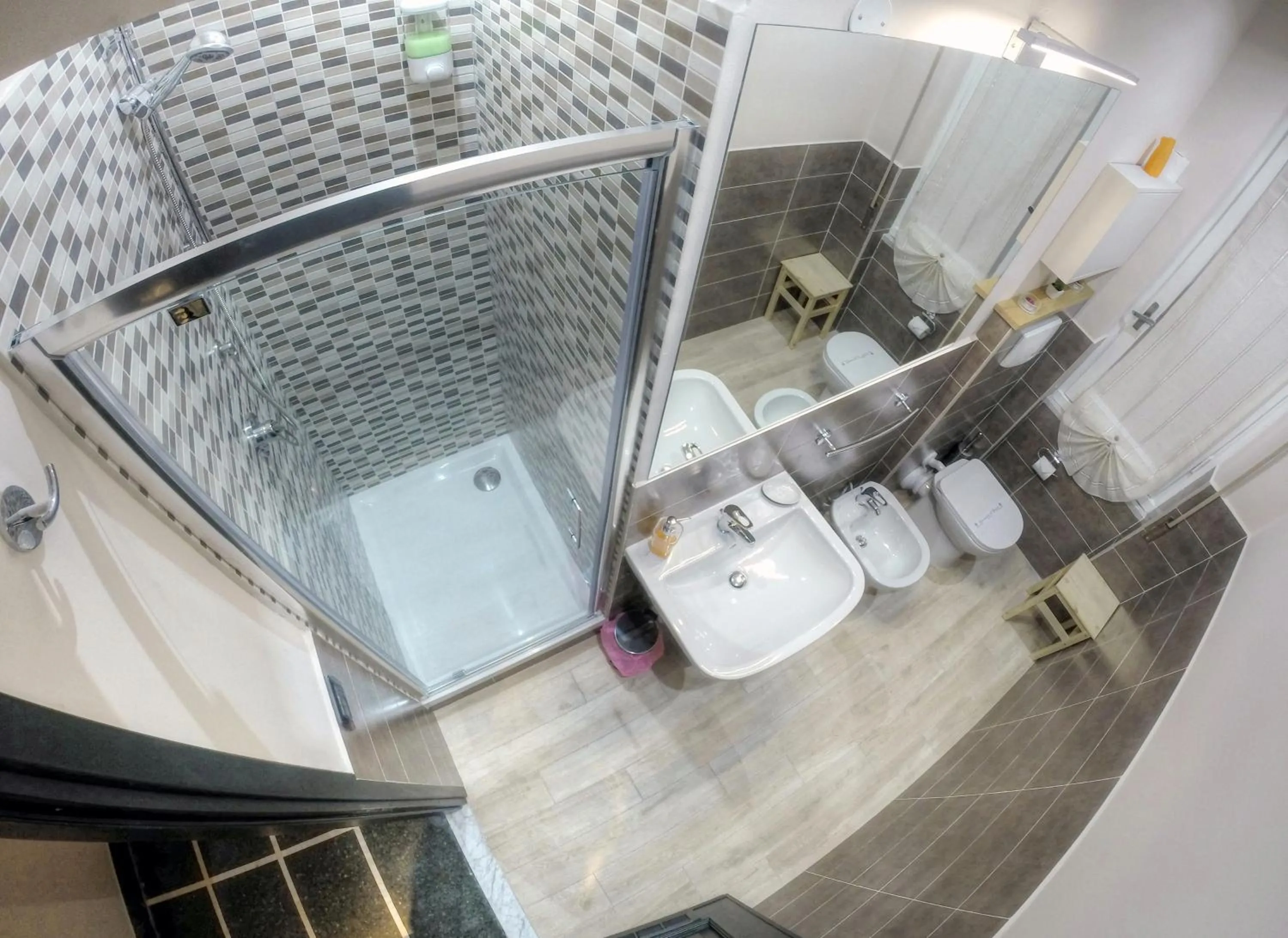 Shower in VITTORIA ROOMS GuestHouse - the Original since 2015