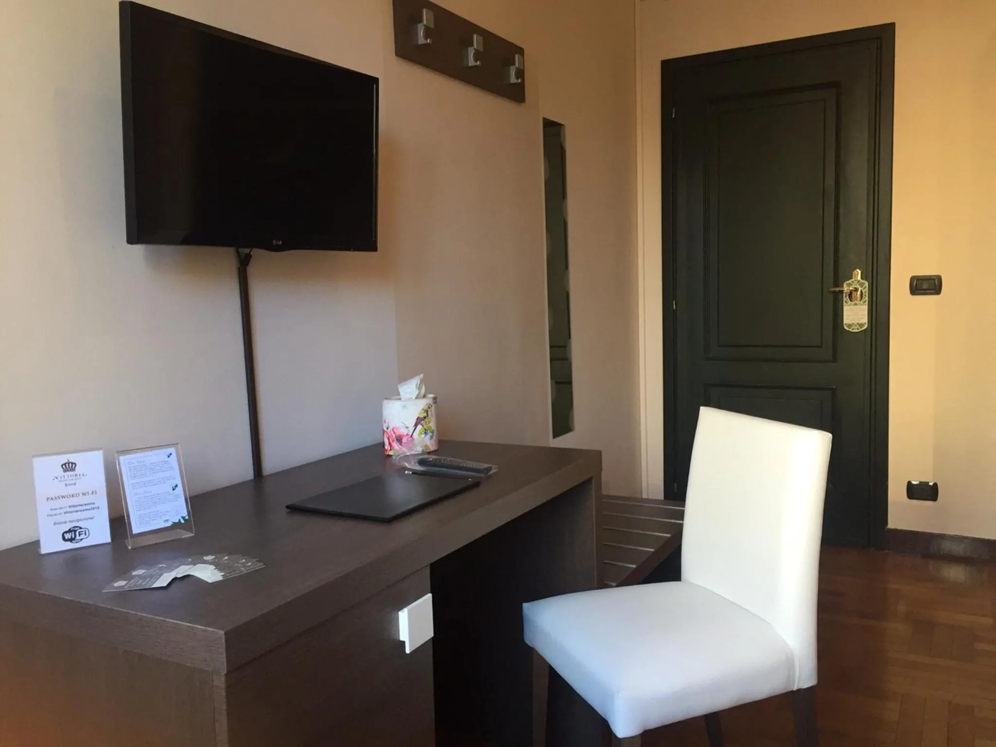 TV and multimedia in VITTORIA ROOMS GuestHouse - the Original since 2015