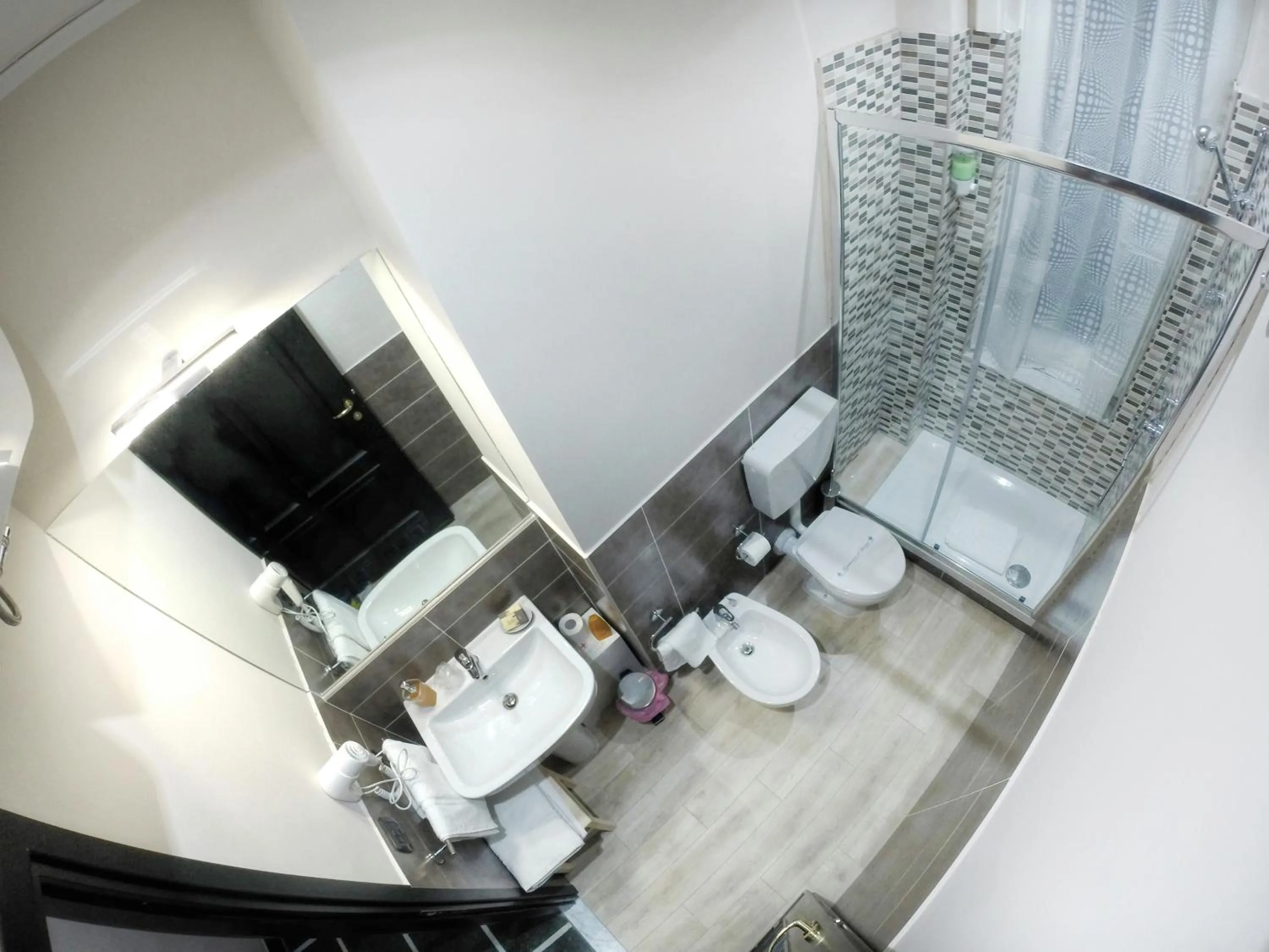 Shower in VITTORIA ROOMS GuestHouse - the Original since 2015