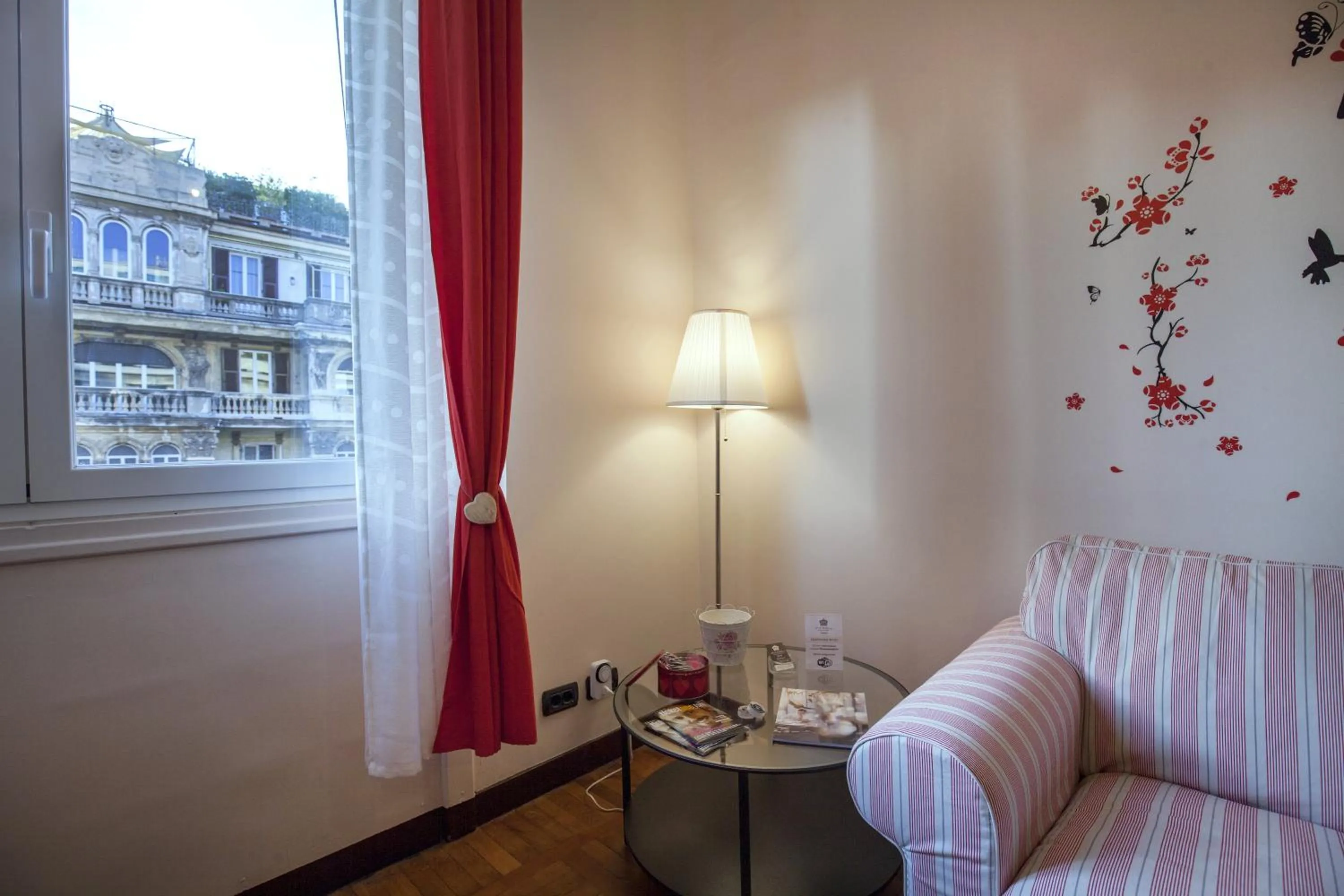 Communal lounge/ TV room in VITTORIA ROOMS GuestHouse - the Original since 2015