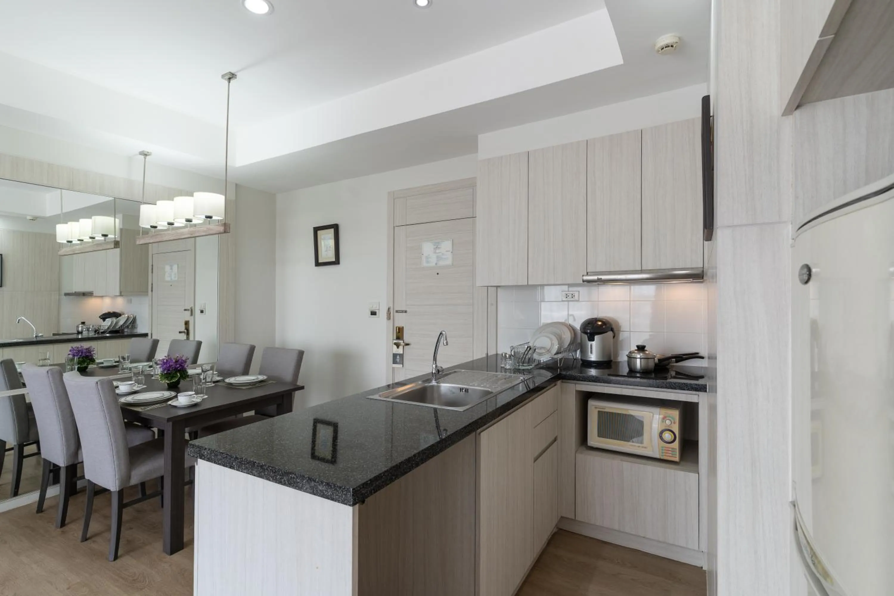 Kitchen or kitchenette in Classic Kameo Hotel and Serviced Apartments, Sriracha