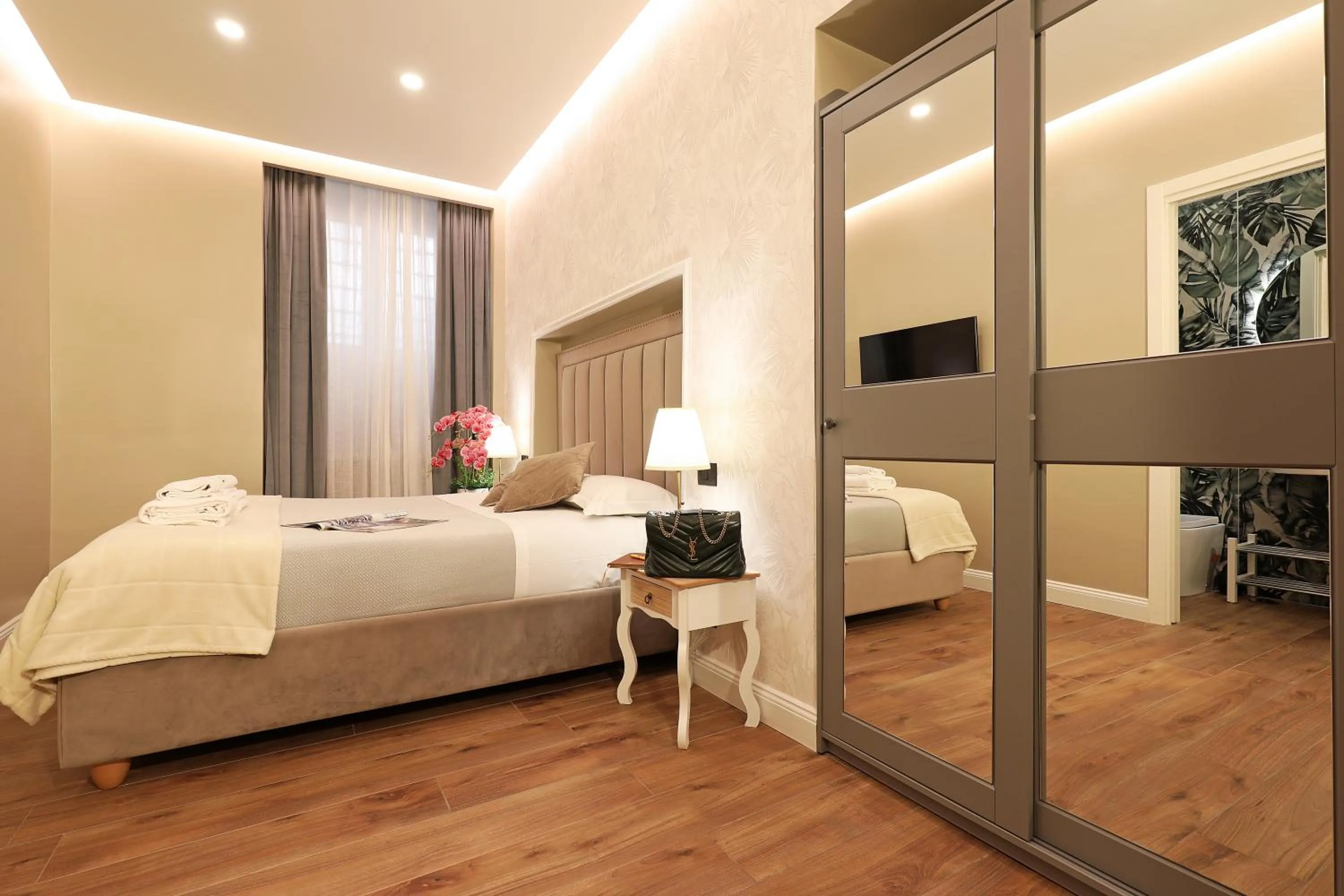 TV and multimedia, Bed in Grand Tour Rome Suites - Liberty Collection