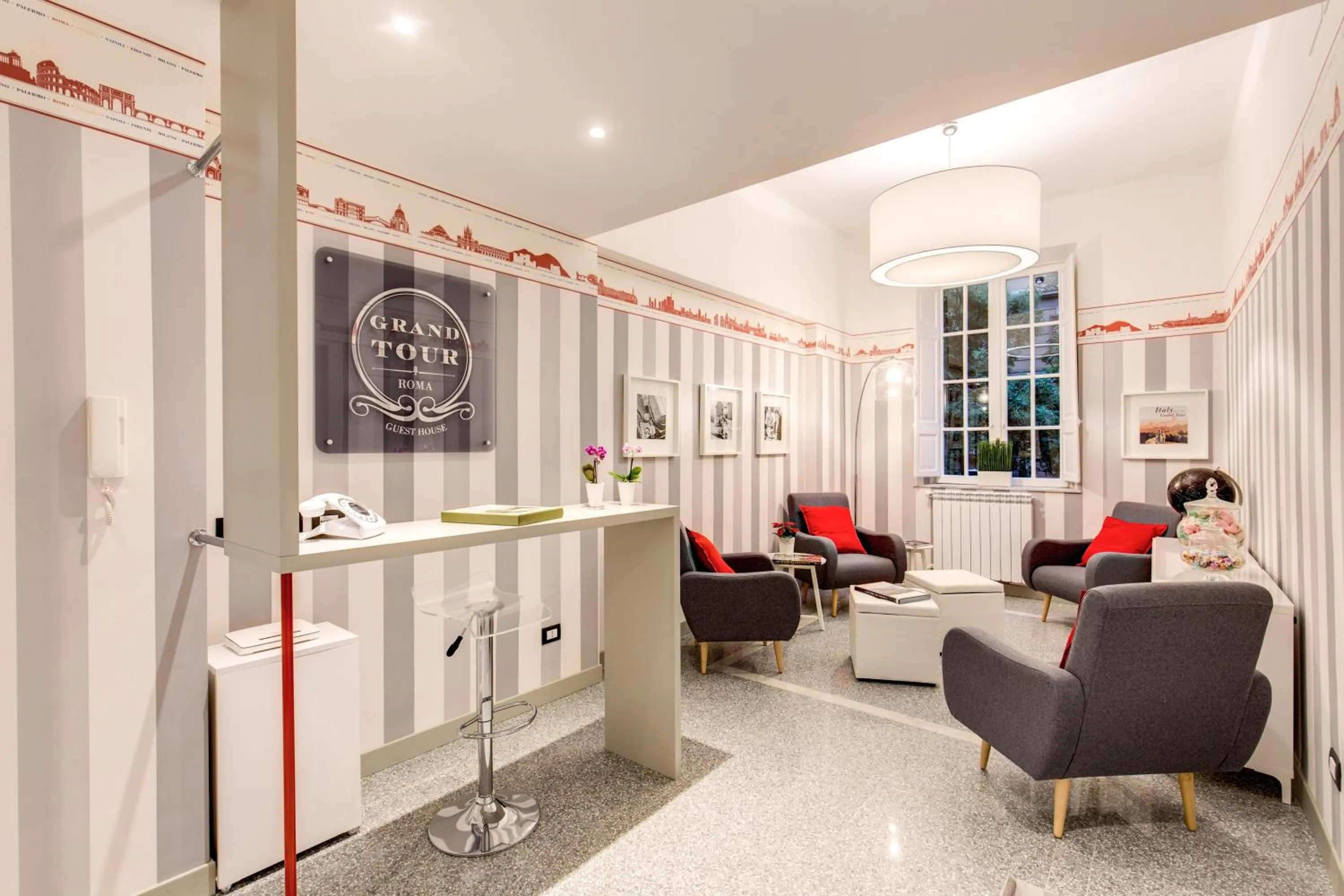 Communal lounge/ TV room in Grand Tour Rome Suites - Liberty Collection