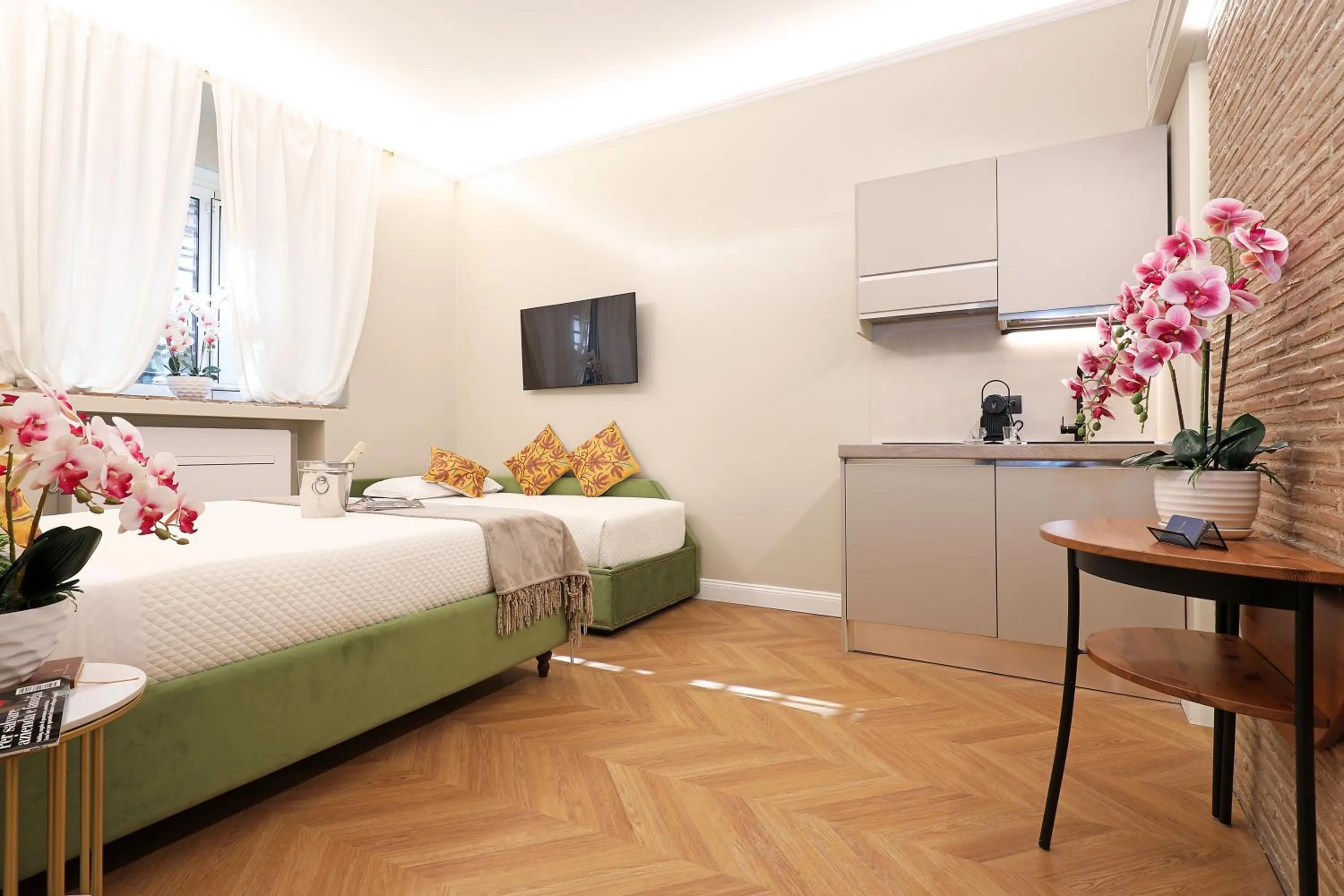 TV and multimedia, Bed in Grand Tour Rome Suites - Liberty Collection