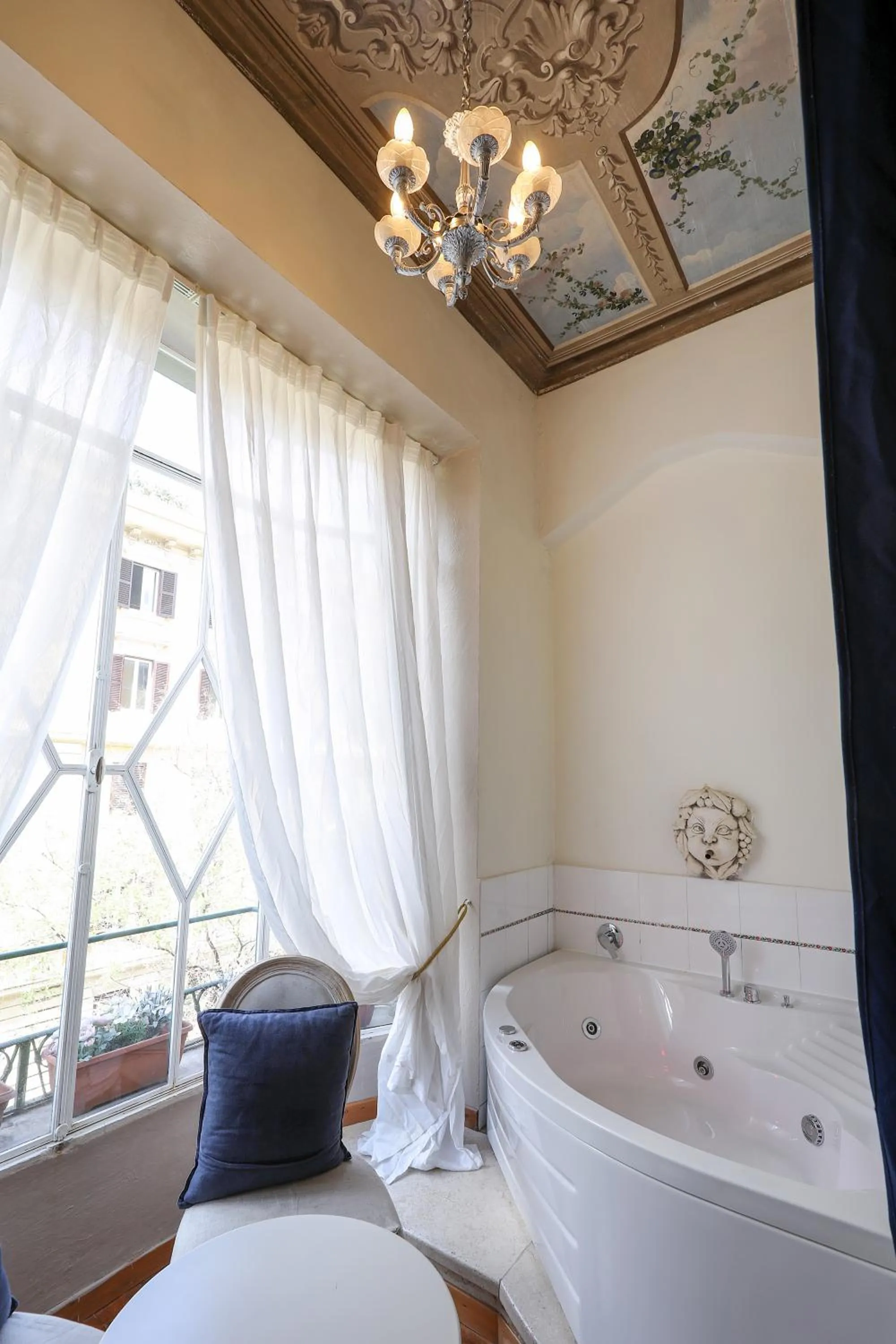 Hot Tub, Bed in Grand Tour Rome Suites - Liberty Collection