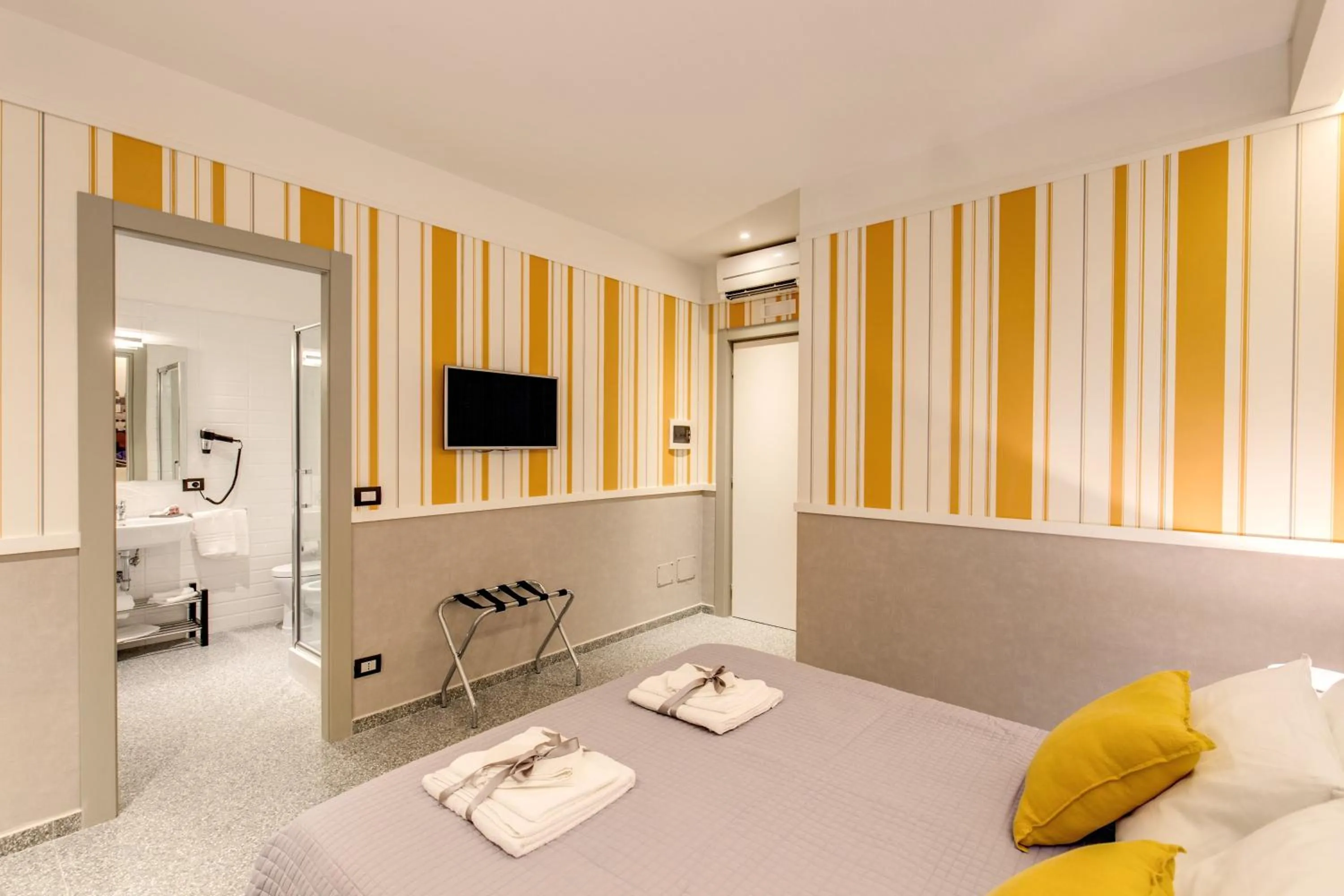 TV and multimedia, Bed in Grand Tour Rome Suites - Liberty Collection
