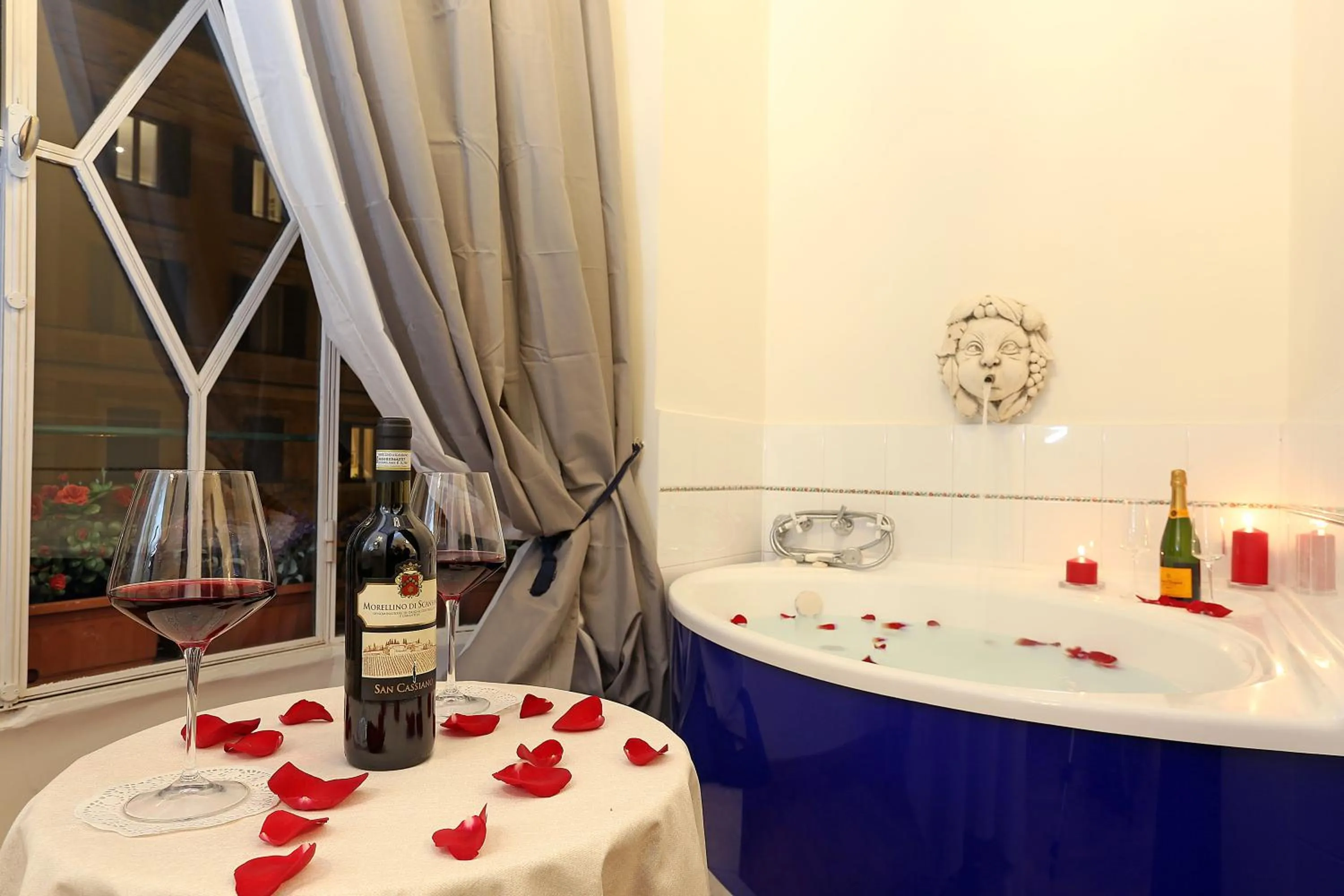 Deluxe Suite with Spa Bath in Grand Tour Rome Suites - Liberty Collection
