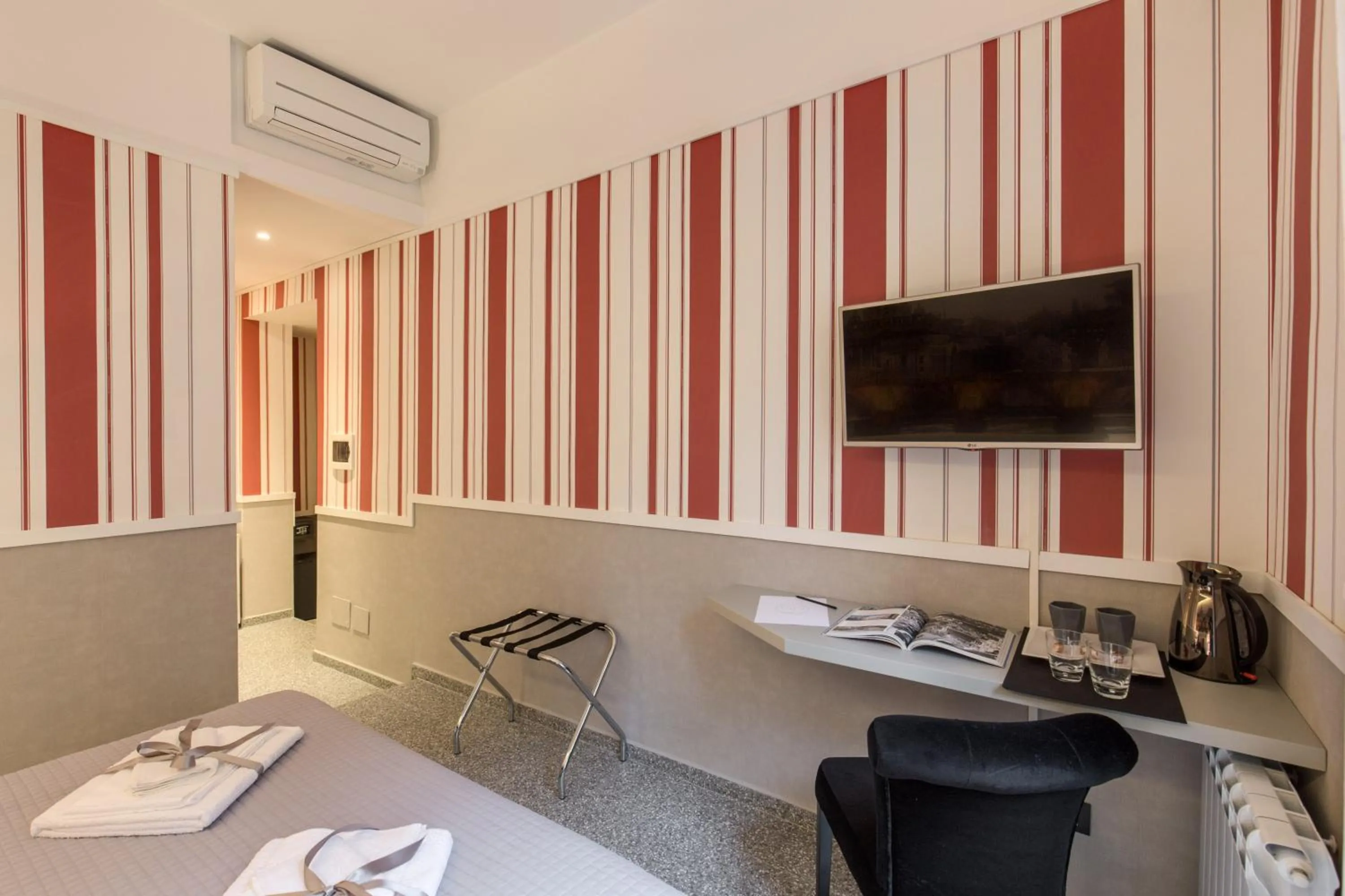 Coffee/tea facilities in Grand Tour Rome Suites - Liberty Collection