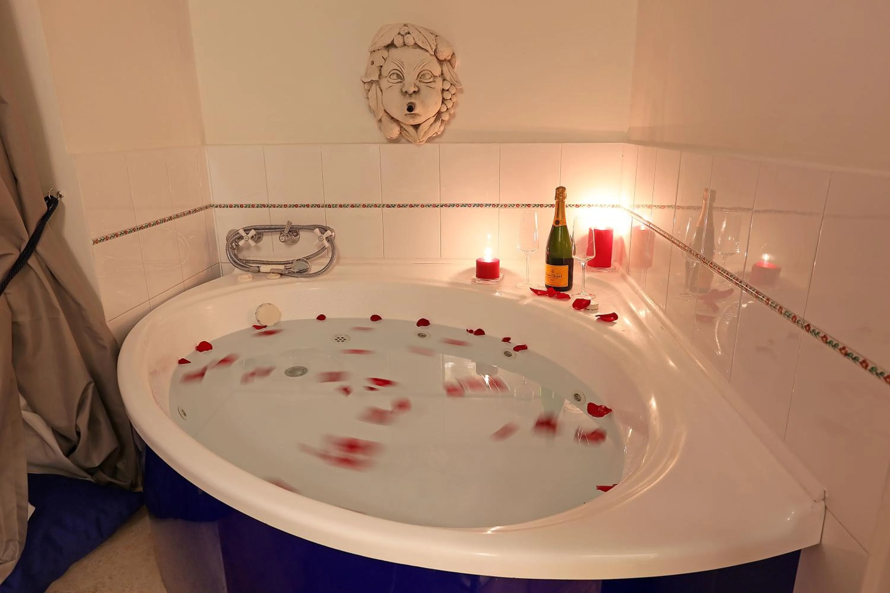 Hot Tub in Grand Tour Rome Suites - Liberty Collection