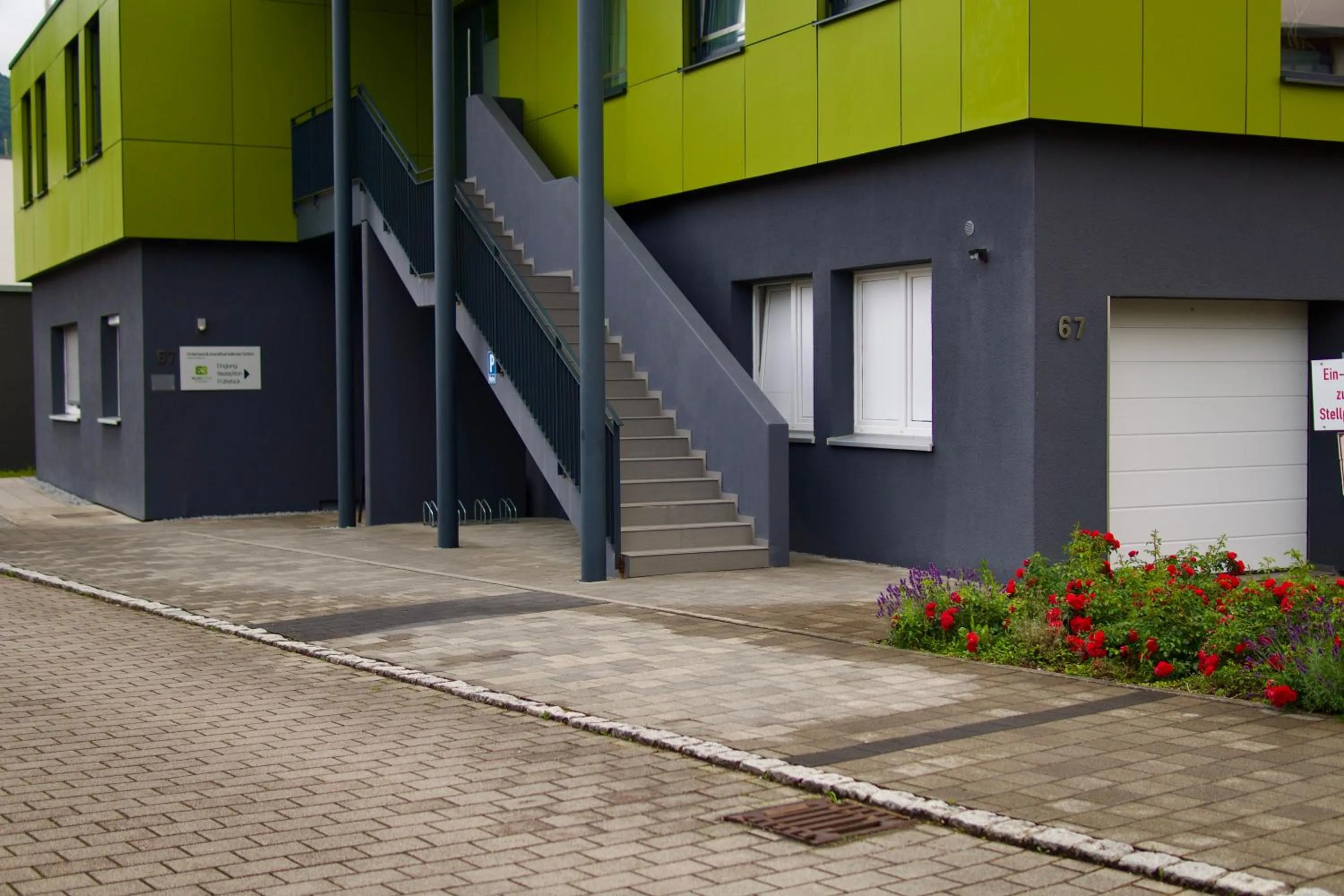 Property building in B&B Outlet Hotel - Metzingen - Bad Urach - Free Parking