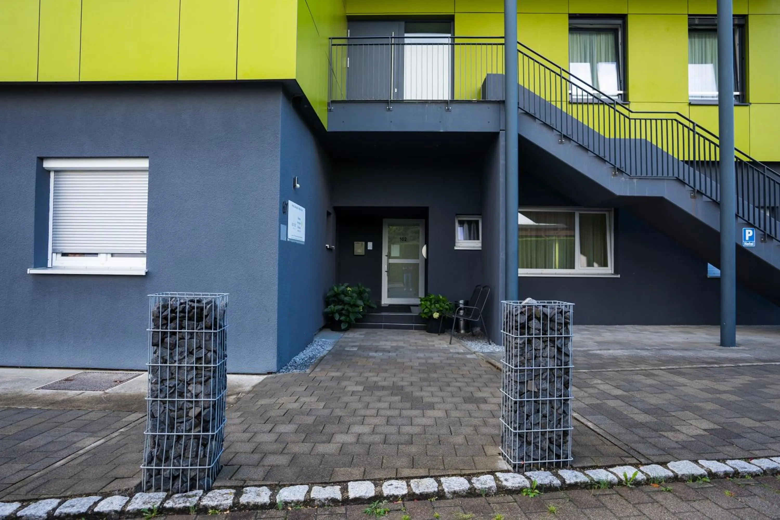 Property building in B&B Outlet Hotel - Metzingen - Bad Urach - Free Parking