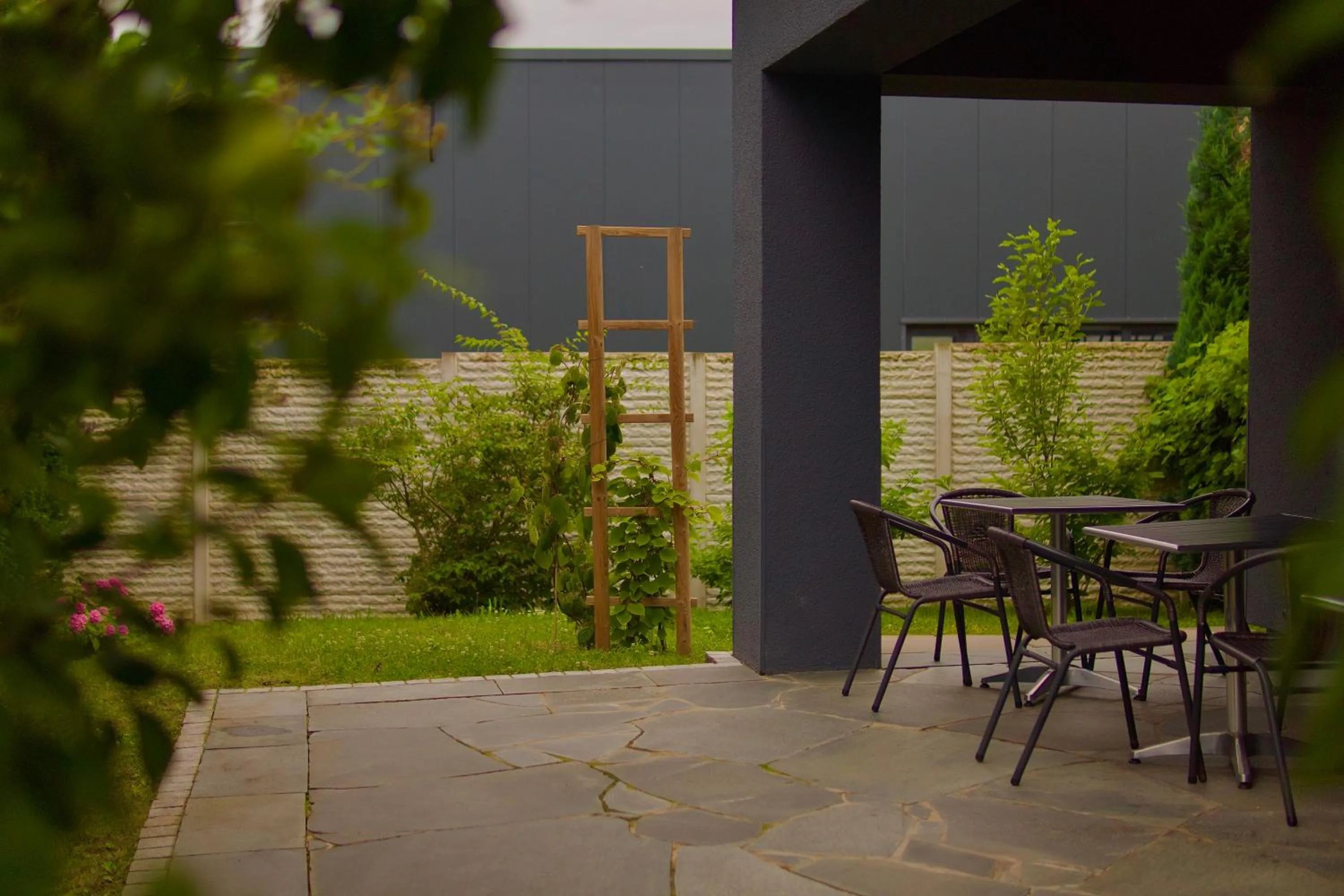 Patio in B&B Outlet Hotel - Metzingen - Bad Urach - Free Parking