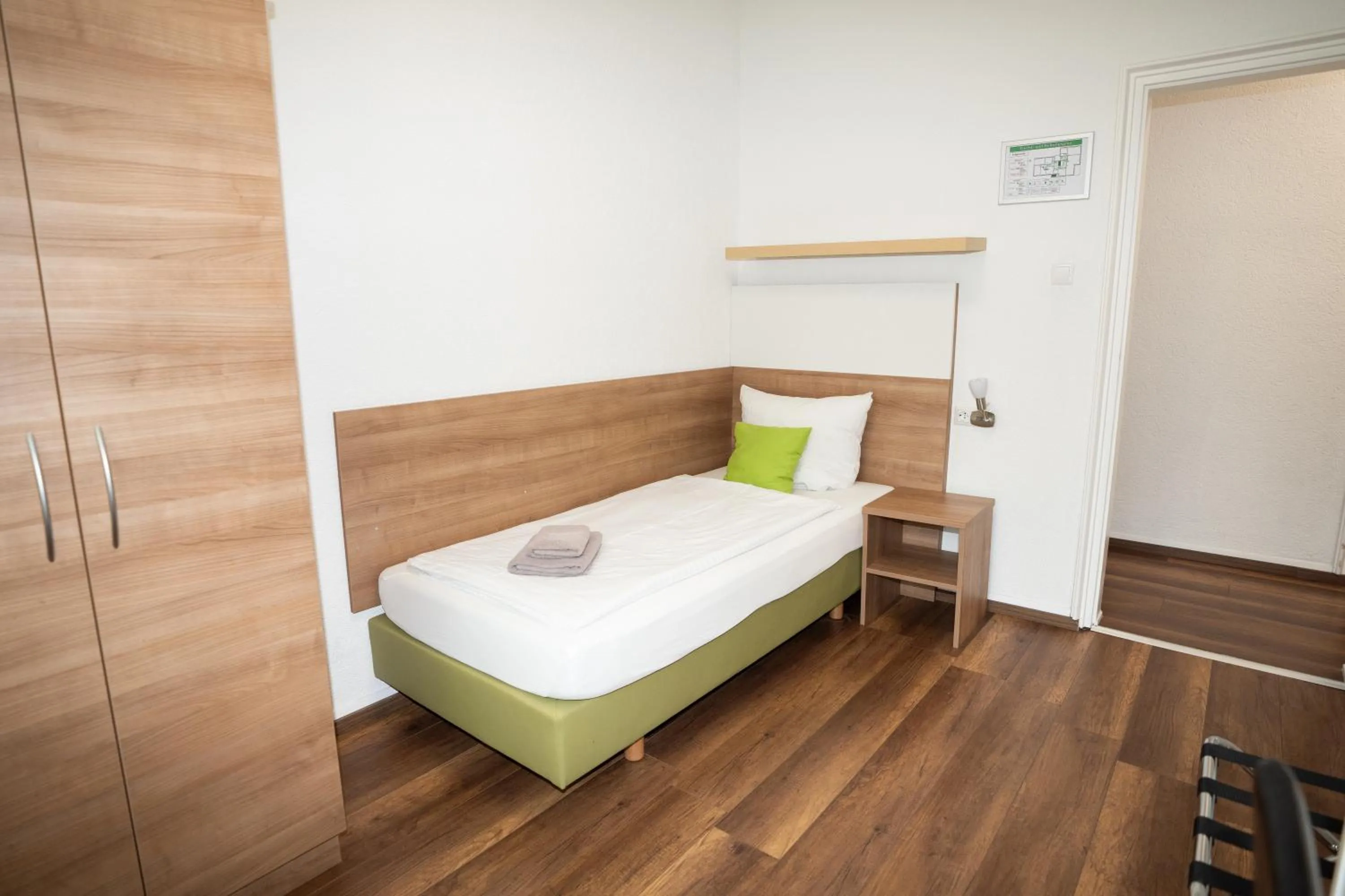 Bed in B&B Outlet Hotel - Metzingen - Bad Urach - Free Parking