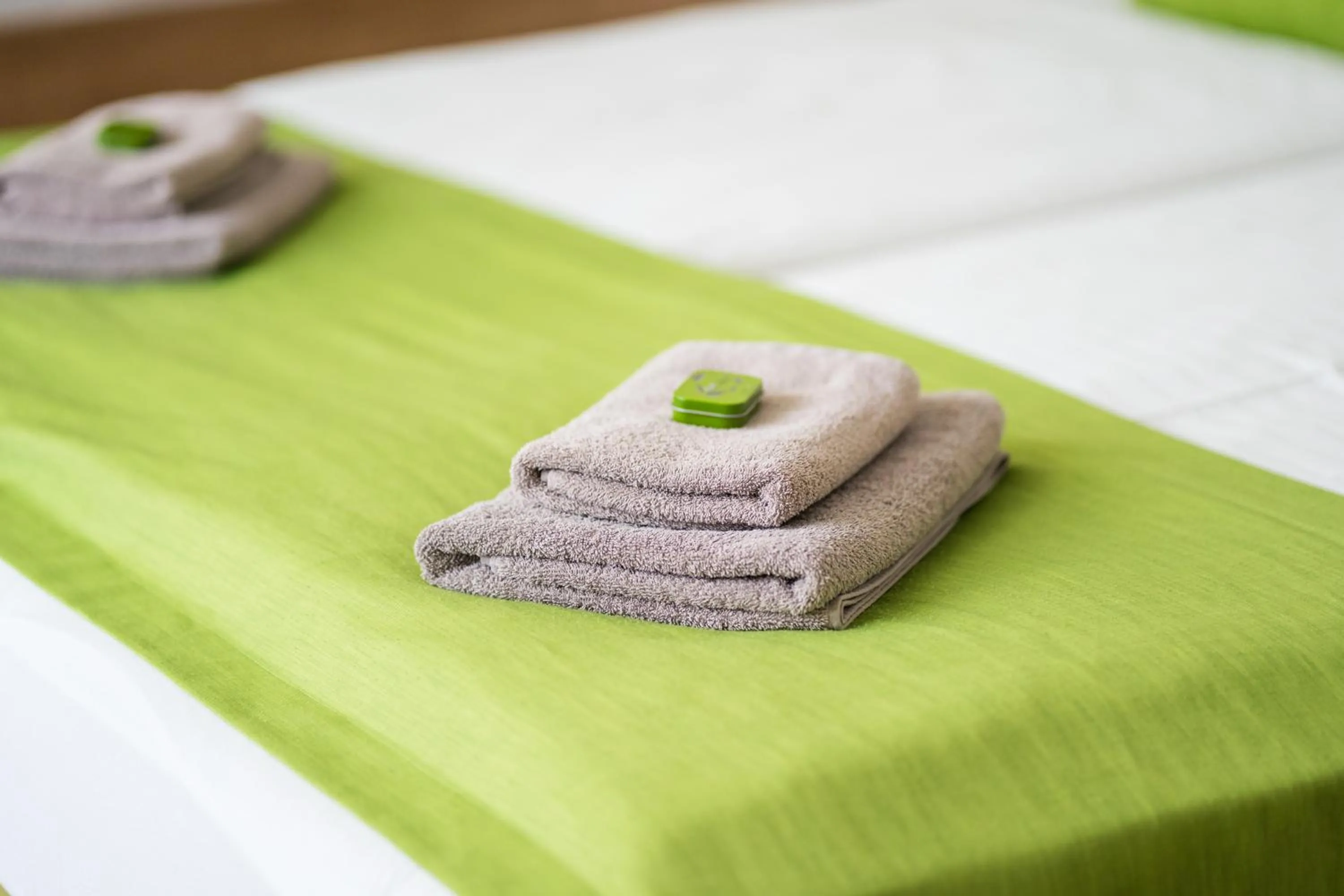towels in B&B Outlet Hotel - Metzingen - Bad Urach - Free Parking