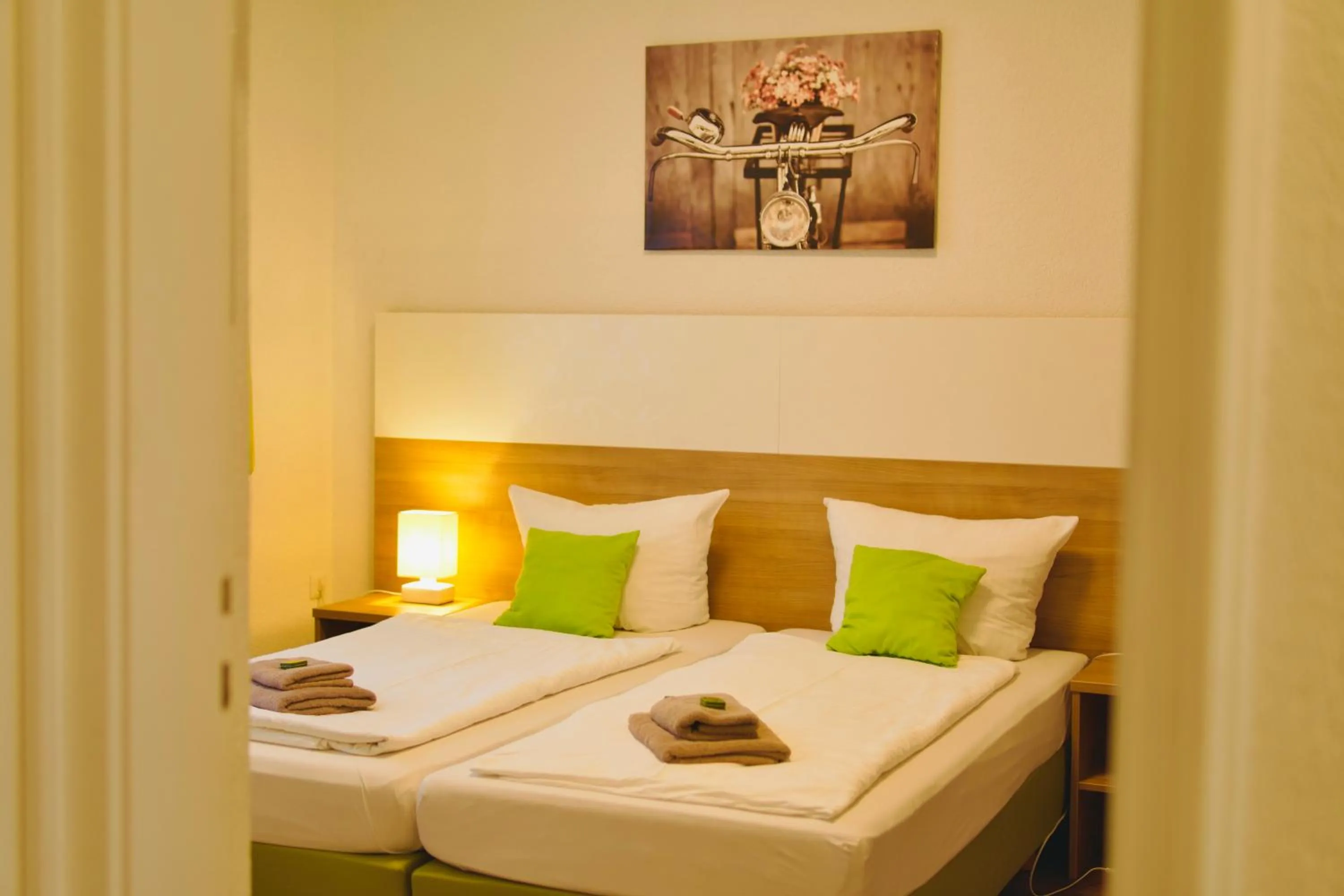 Bed in B&B Outlet Hotel - Metzingen - Bad Urach - Free Parking