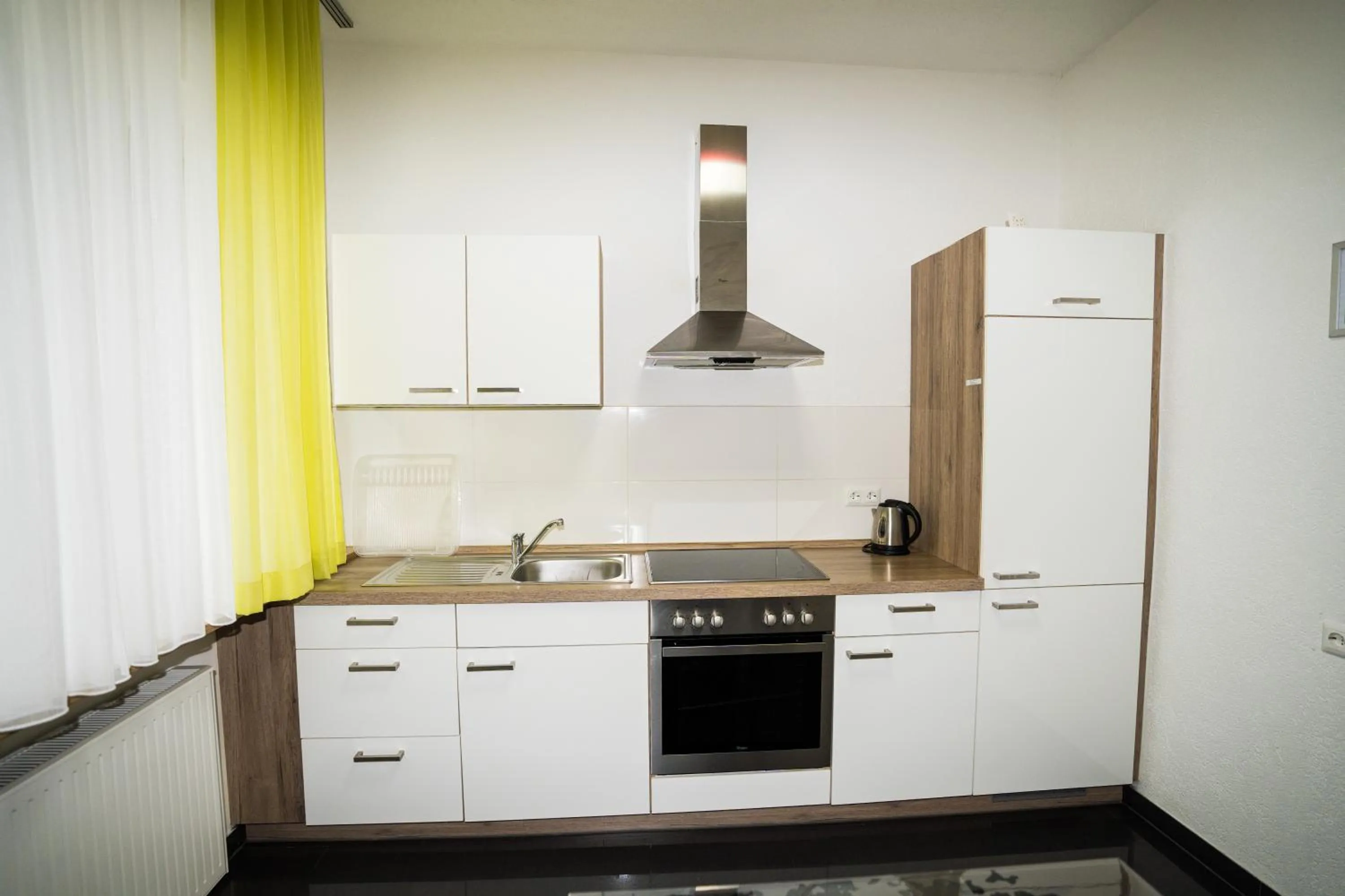 Kitchen or kitchenette in B&B Outlet Hotel - Metzingen - Bad Urach - Free Parking
