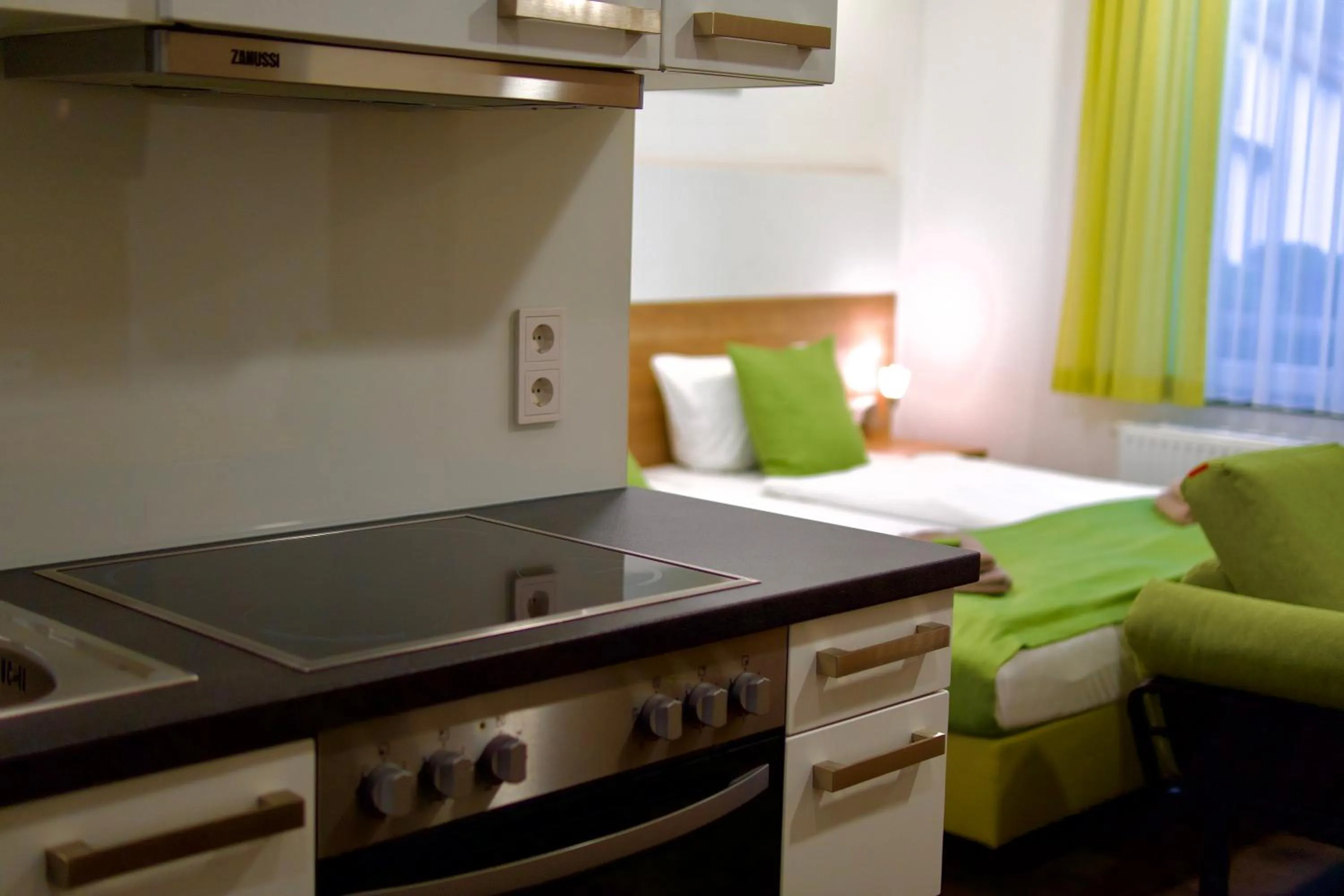 Bed in B&B Outlet Hotel - Metzingen - Bad Urach - Free Parking