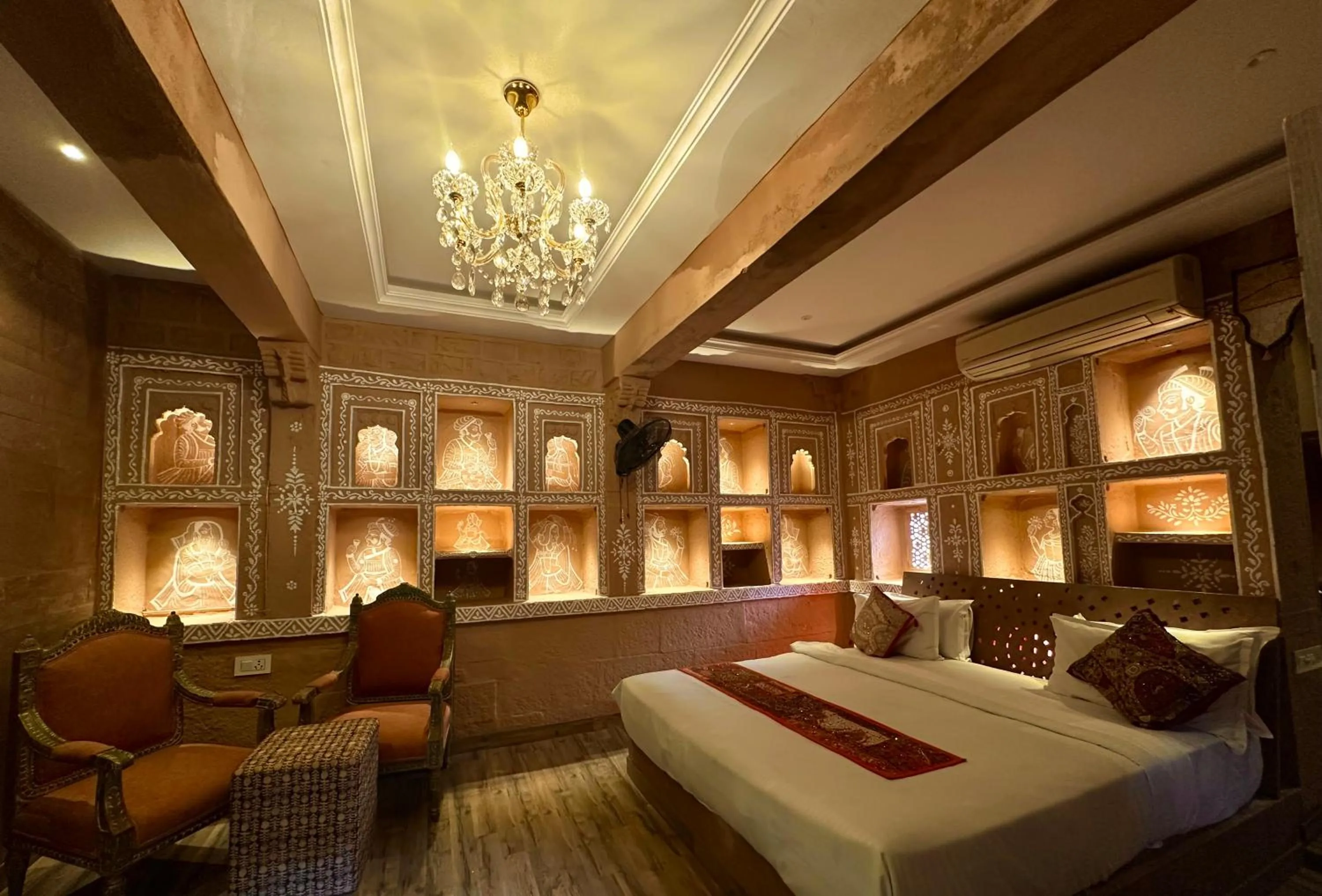 Seating area, Bed in Rani Mahal