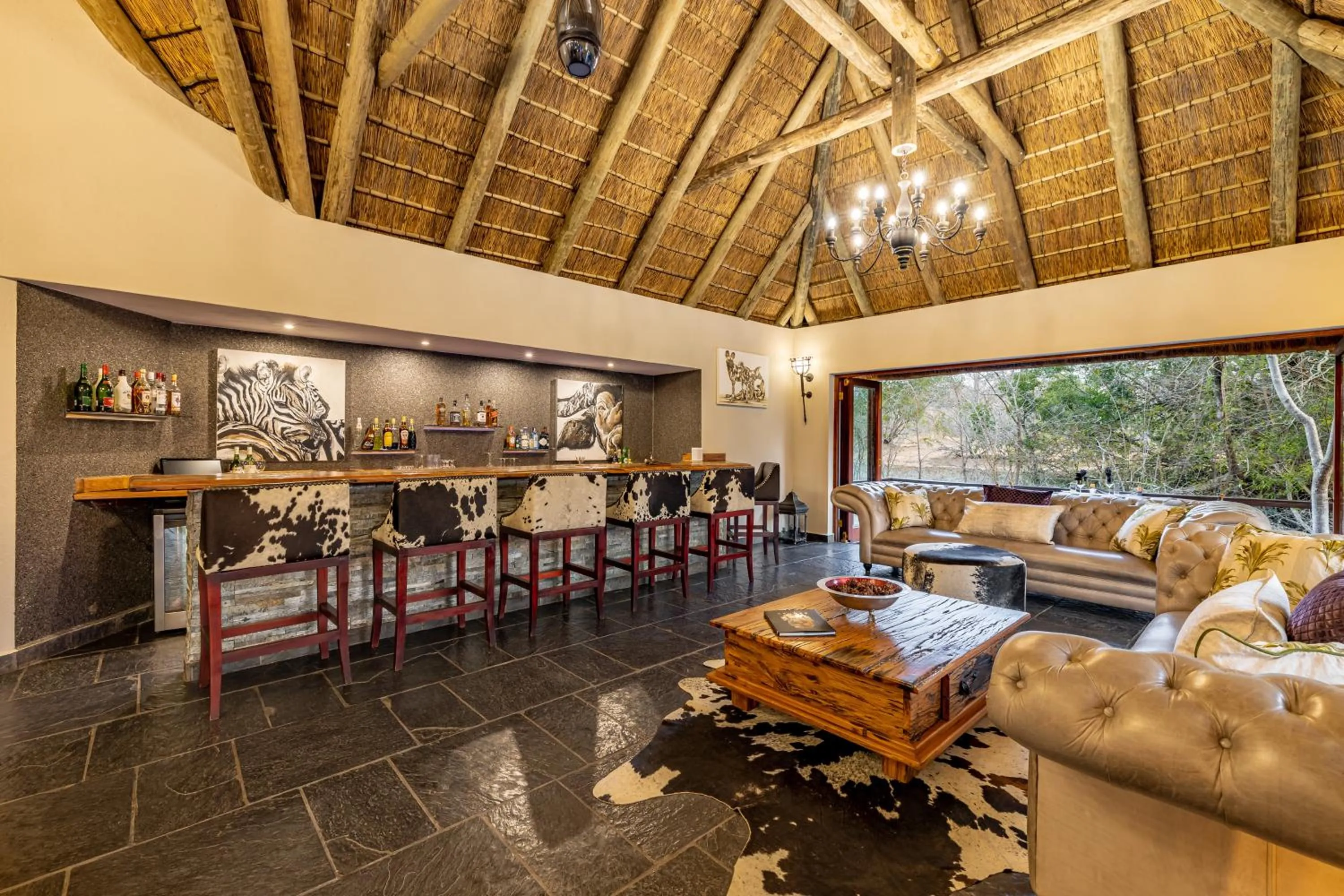 Lounge or bar in Kusudalweni Safari Lodge and Spa