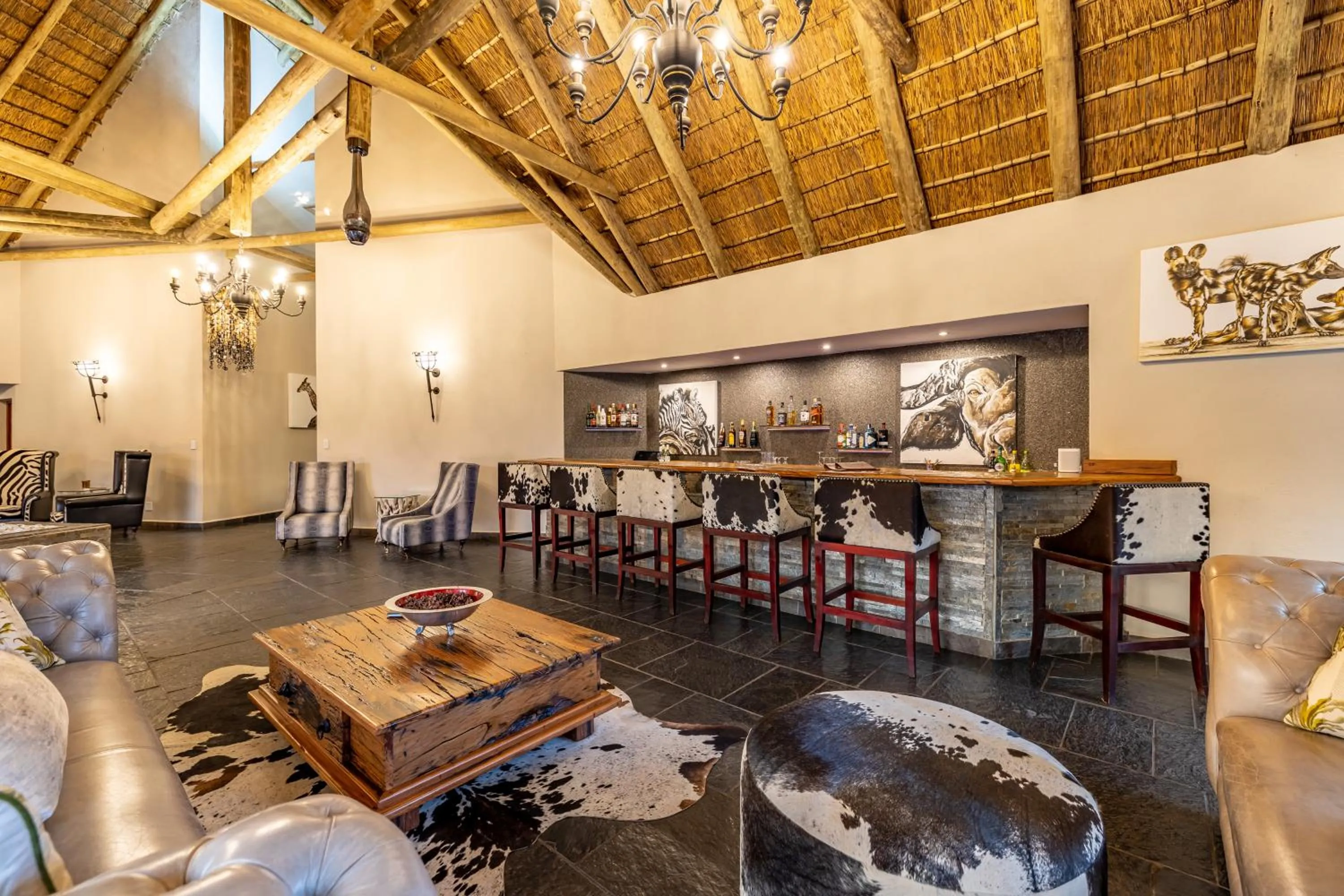 Lounge or bar in Kusudalweni Safari Lodge and Spa