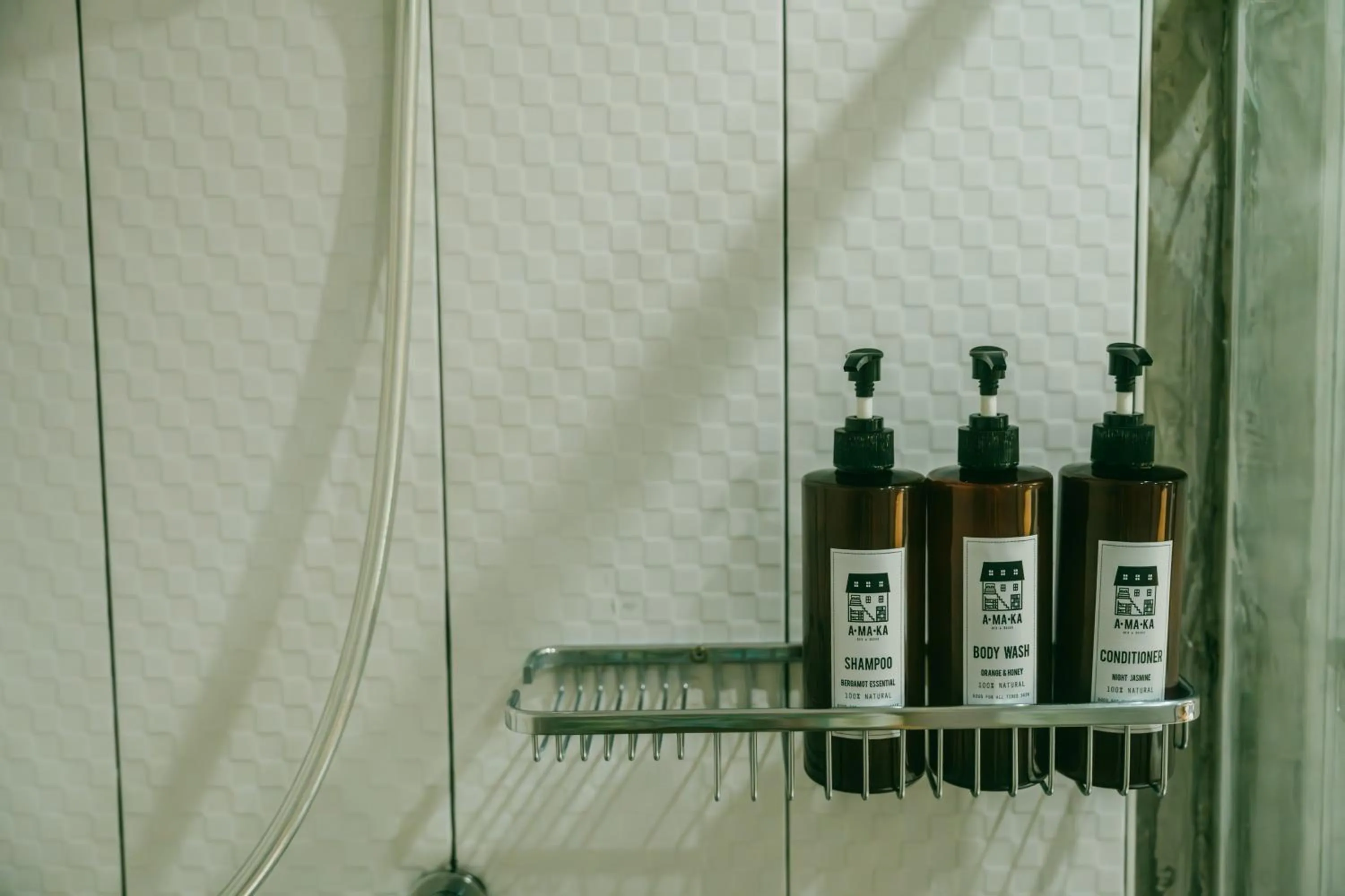 Shower in Amaka Bed and Breakfast