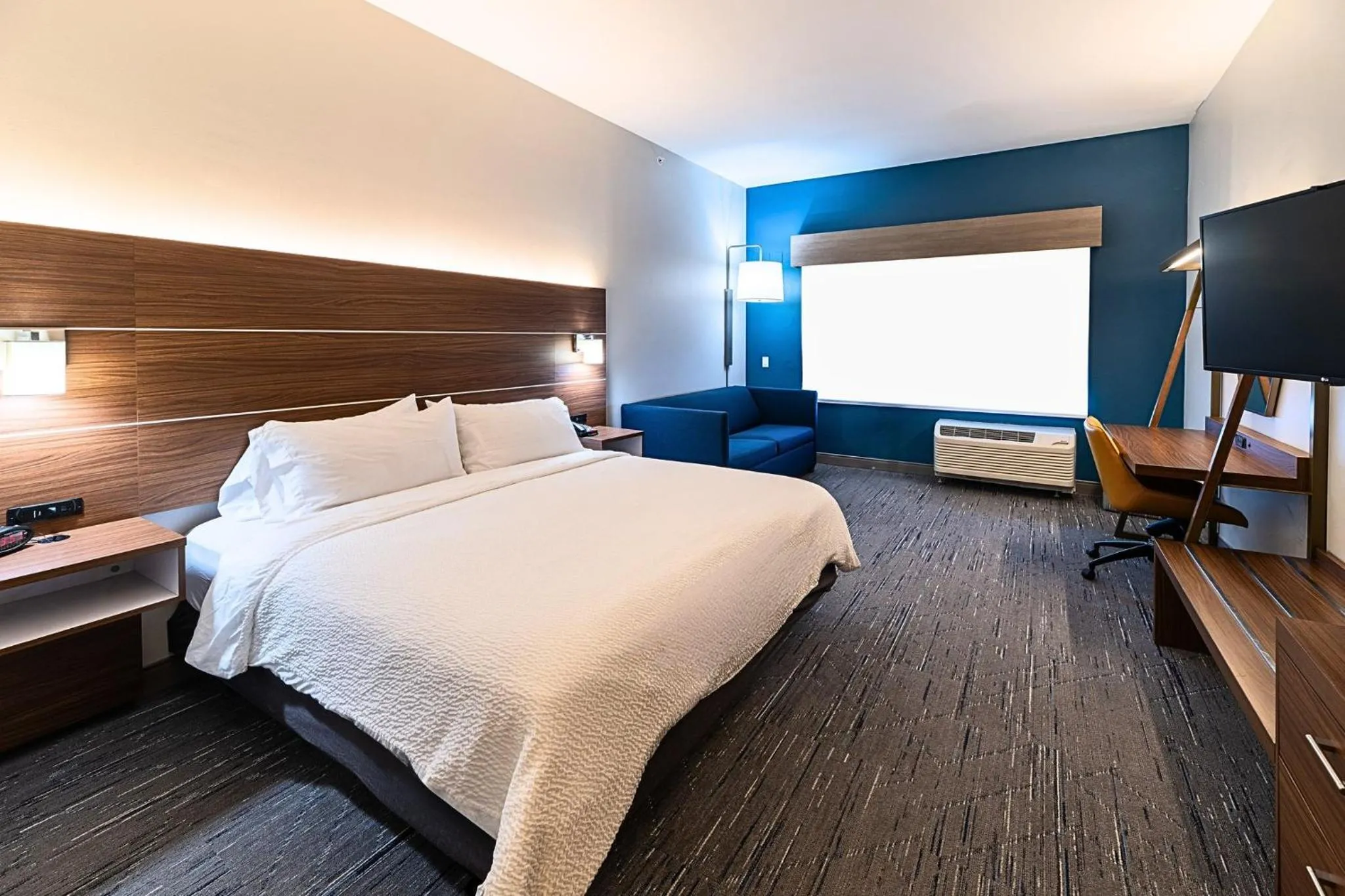 Photo of the whole room, Bed in Holiday Inn Express Jasper by IHG